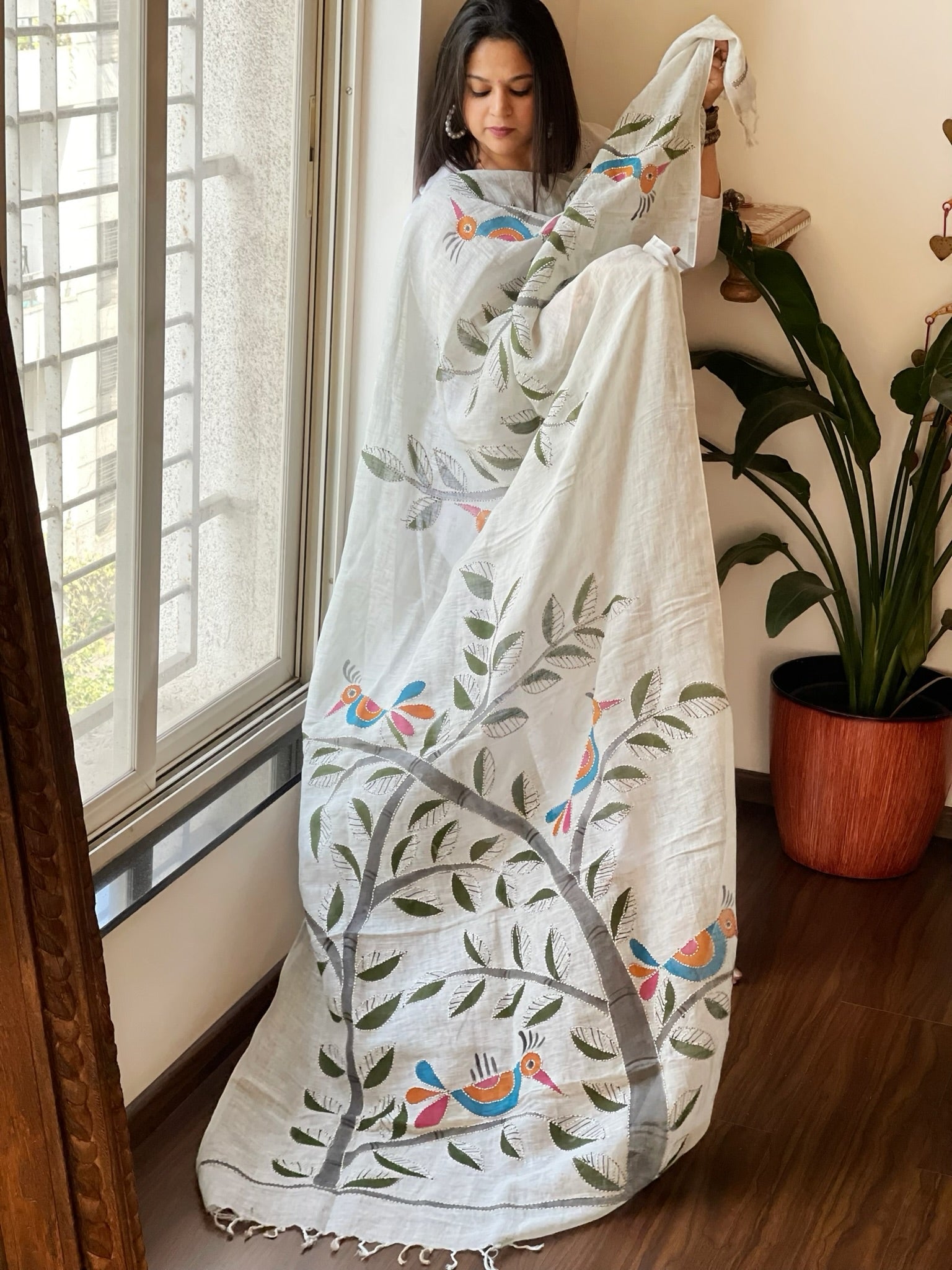 Grey Handpainted Dupatta with Kantha Stitch Handwork in Linen - Masakalee