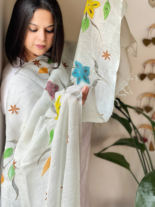 Grey Handpainted Dupatta with Kantha Stitch Handwork in Linen - Masakalee