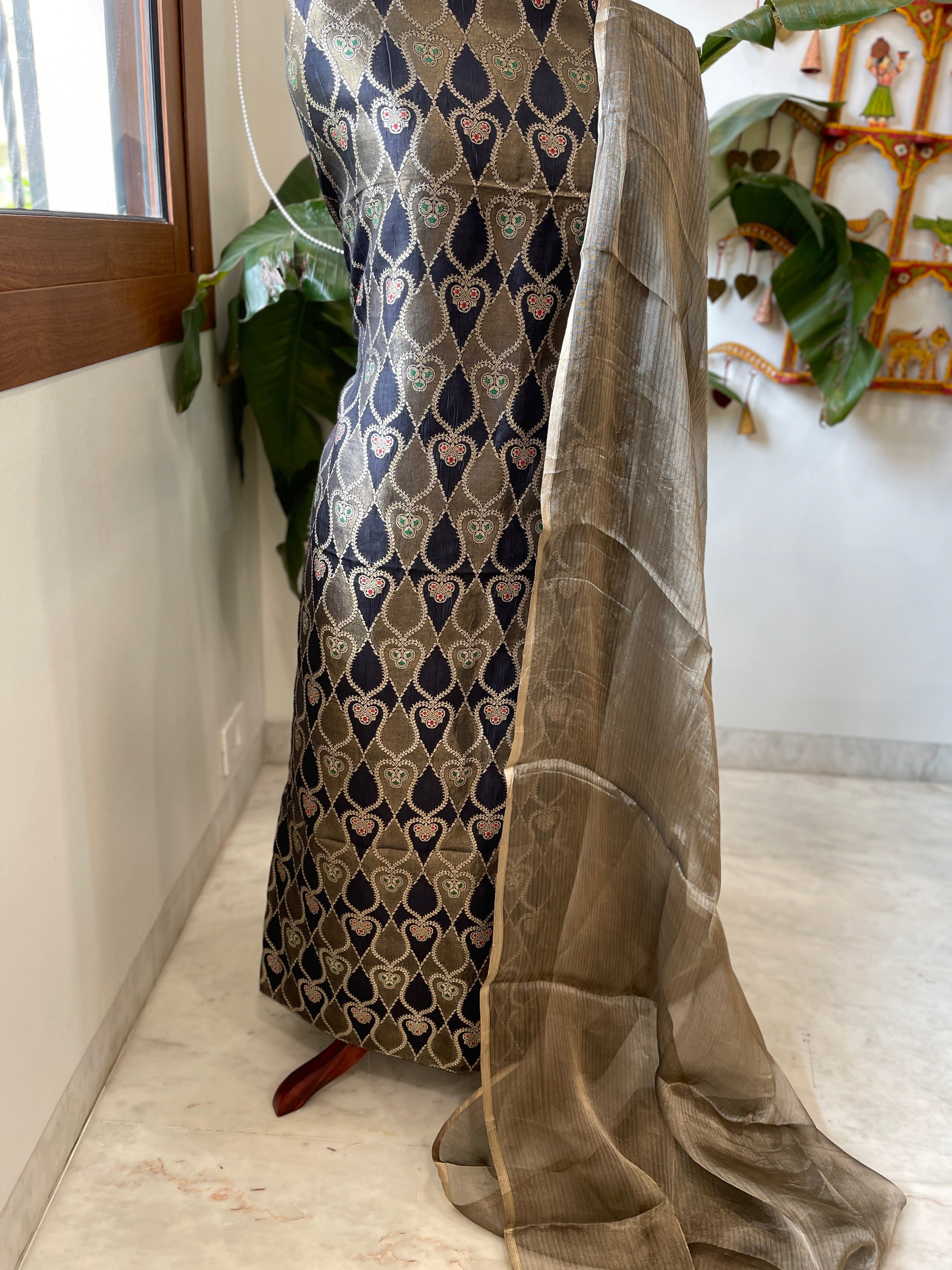 Handwoven Banarasi Suit Set in Pure Silk - Masakalee