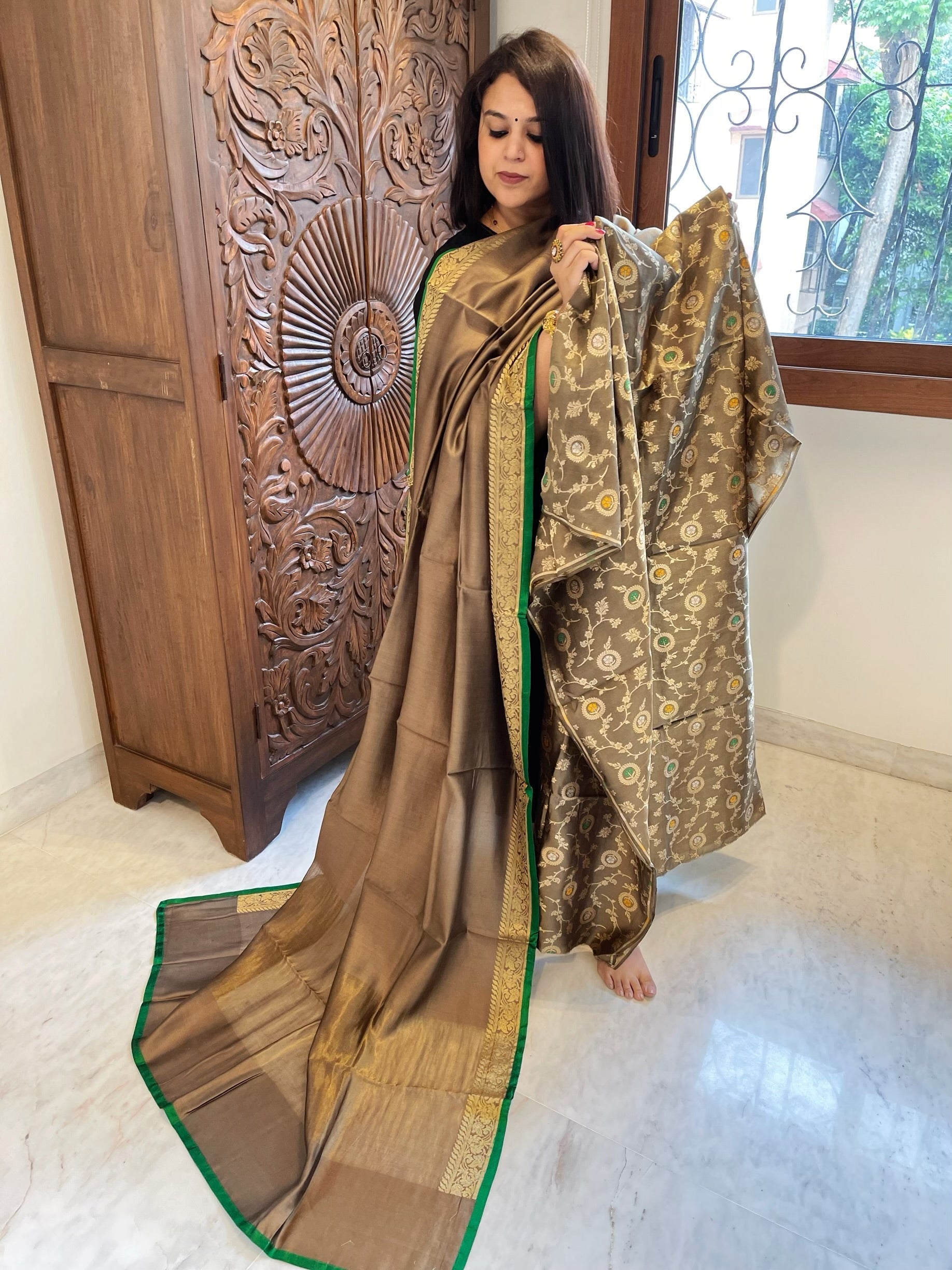 Handwoven Banarasi Suit Set in Pure Silk - Masakalee