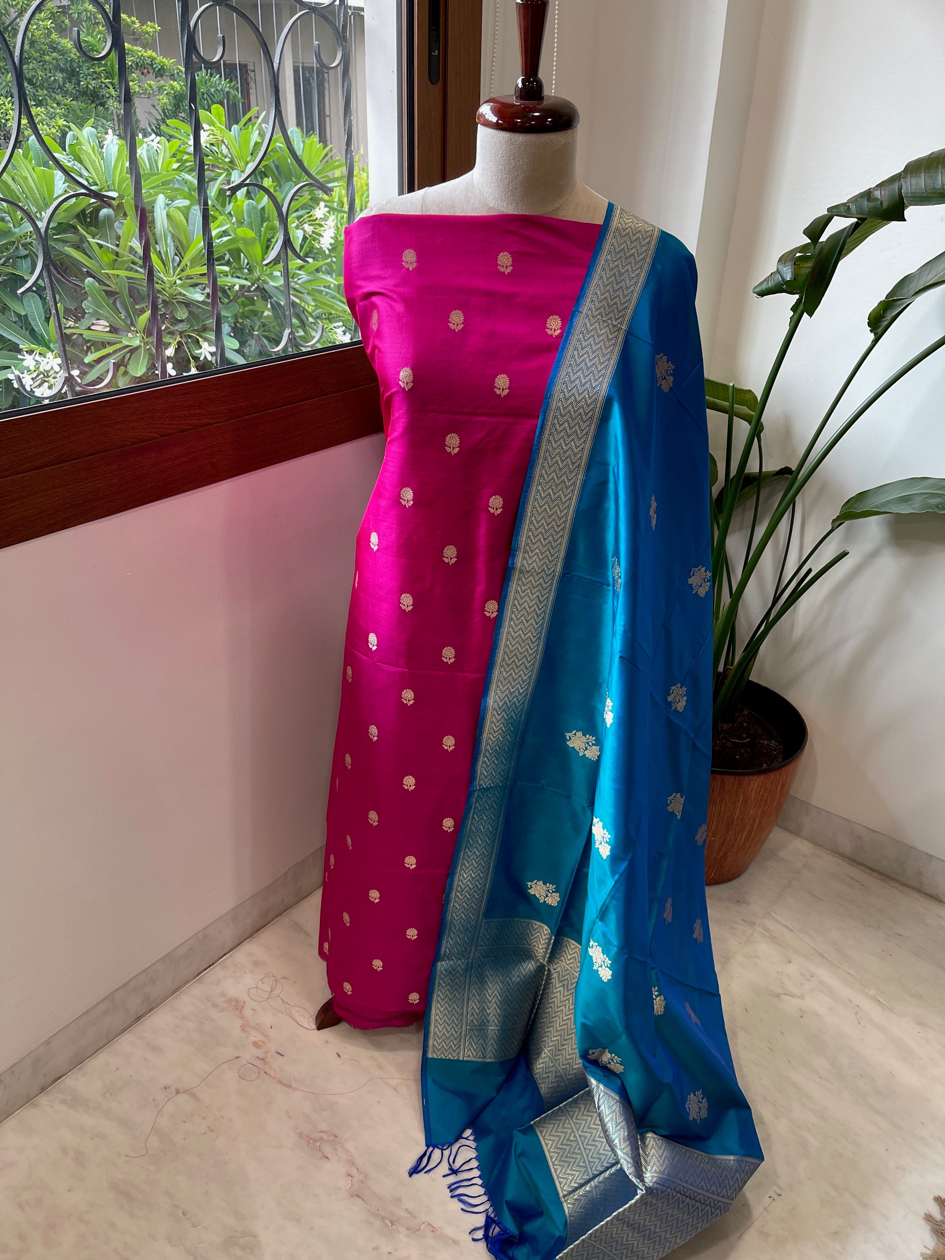 Handwoven Banarasi Suit Set in Pure Silk - Masakalee