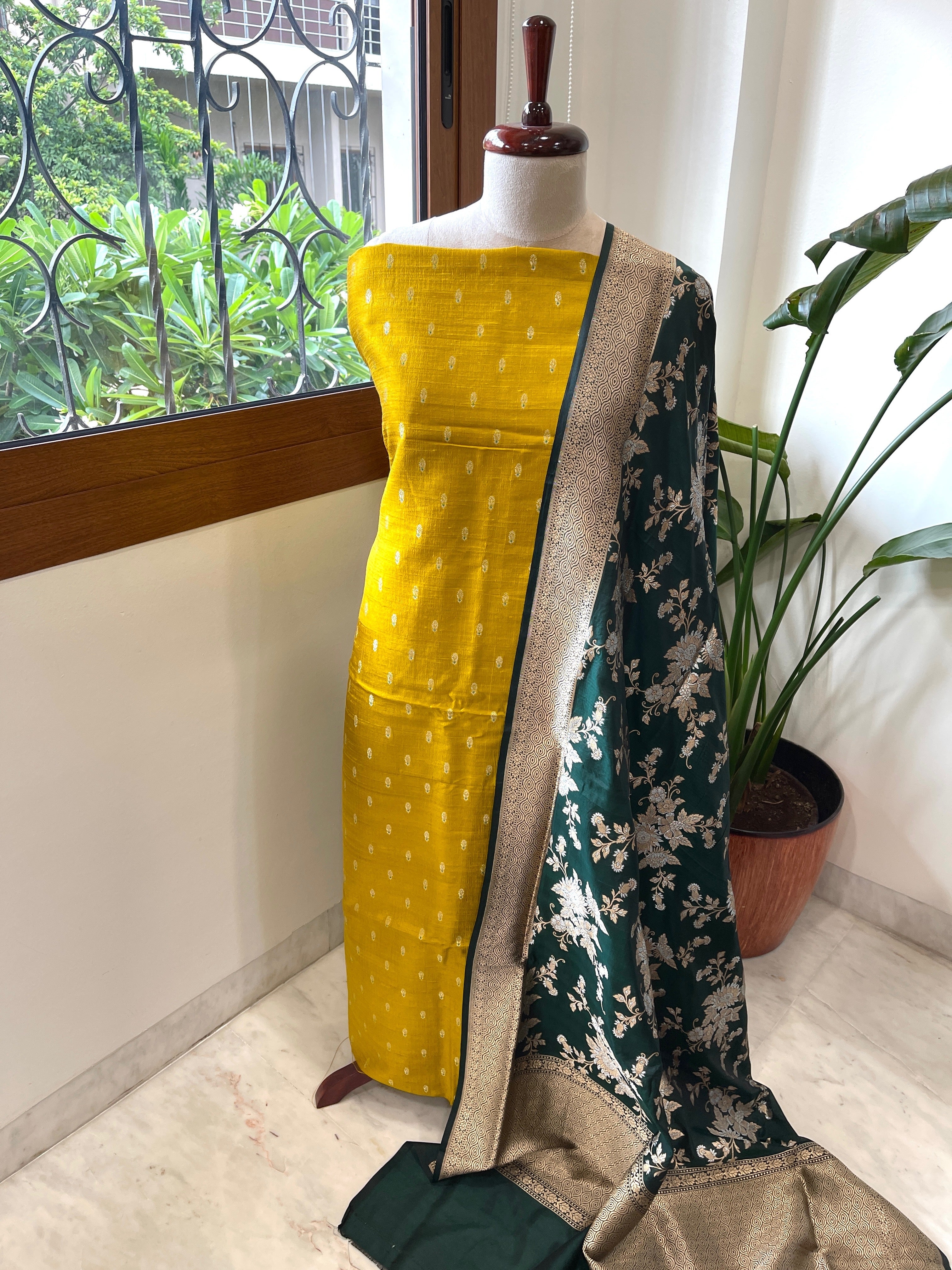 Handwoven Banarasi Suit Set in Pure Silk - Masakalee