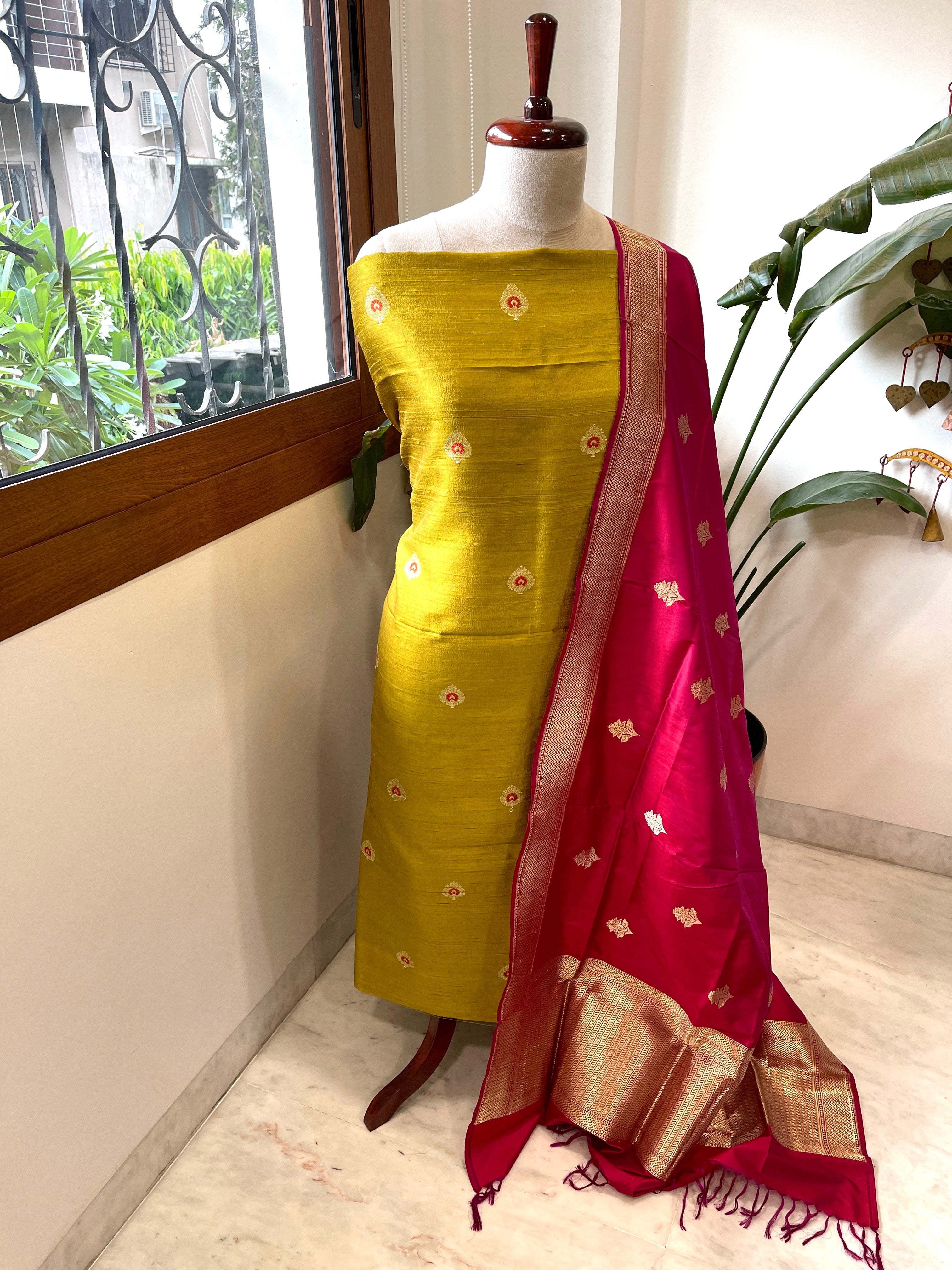 Handwoven Banarasi Suit Set in Pure Silk - Masakalee