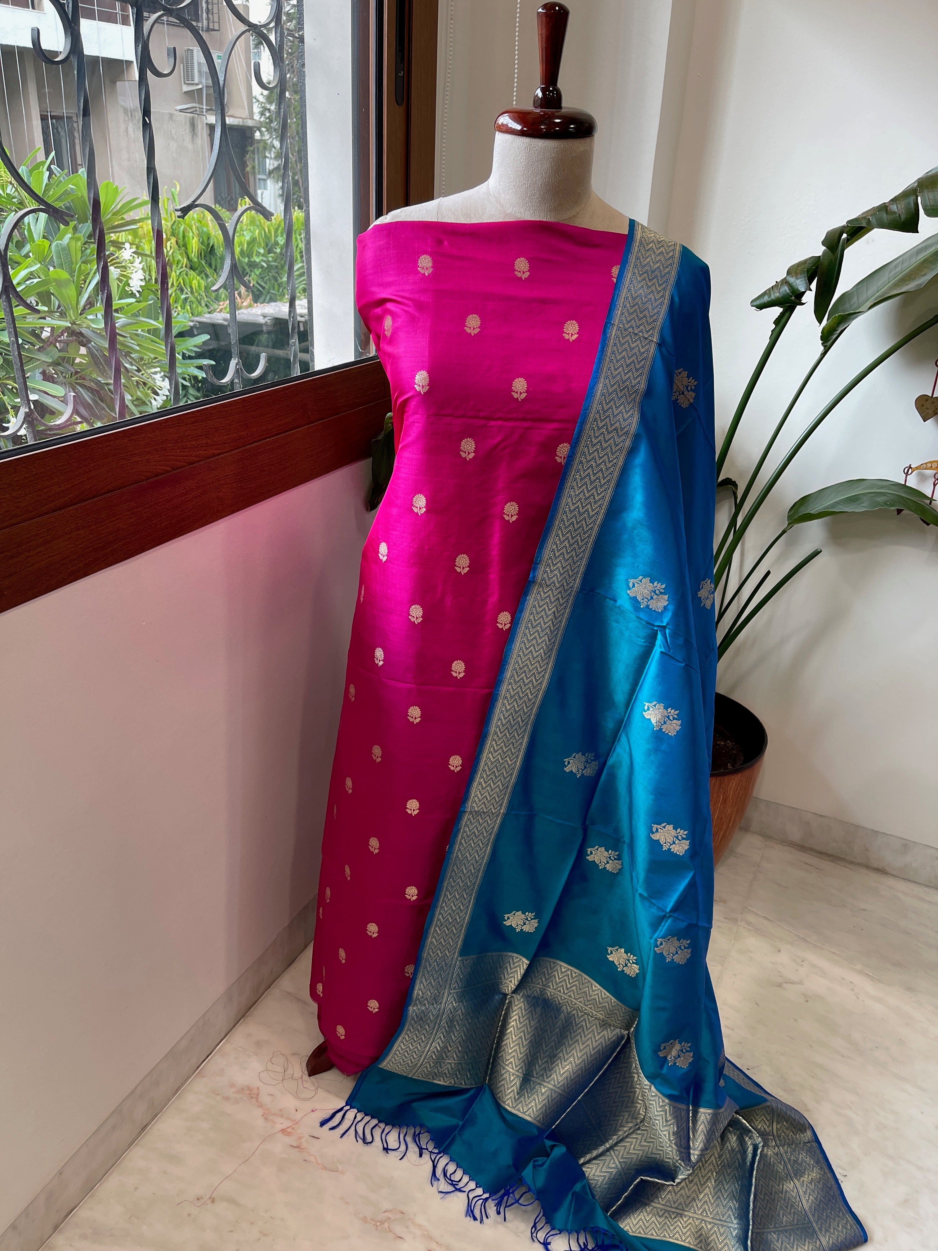 Handwoven Banarasi Suit Set in Pure Silk - Masakalee