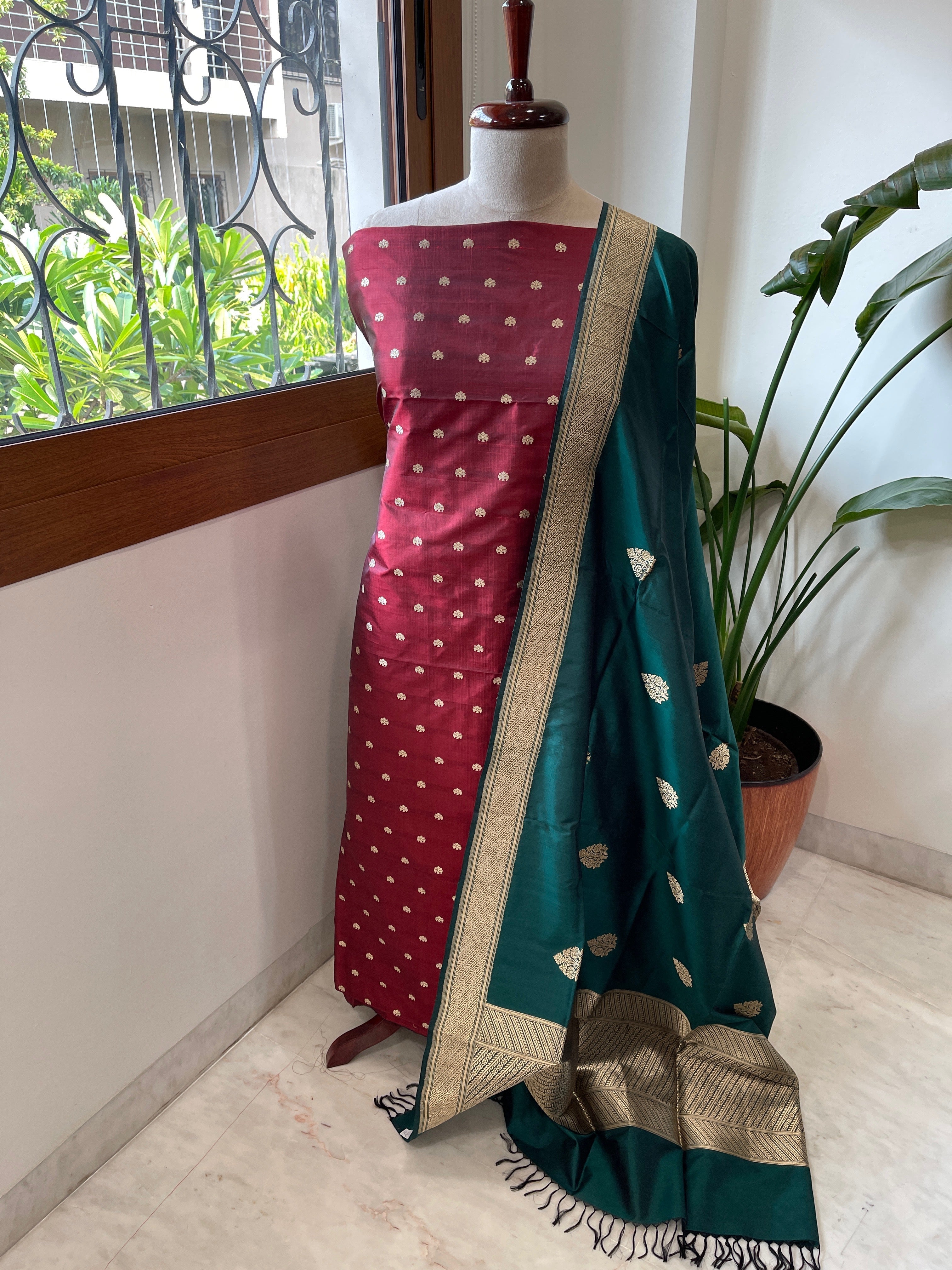 Handwoven Banarasi Suit Set in Pure Silk - Masakalee