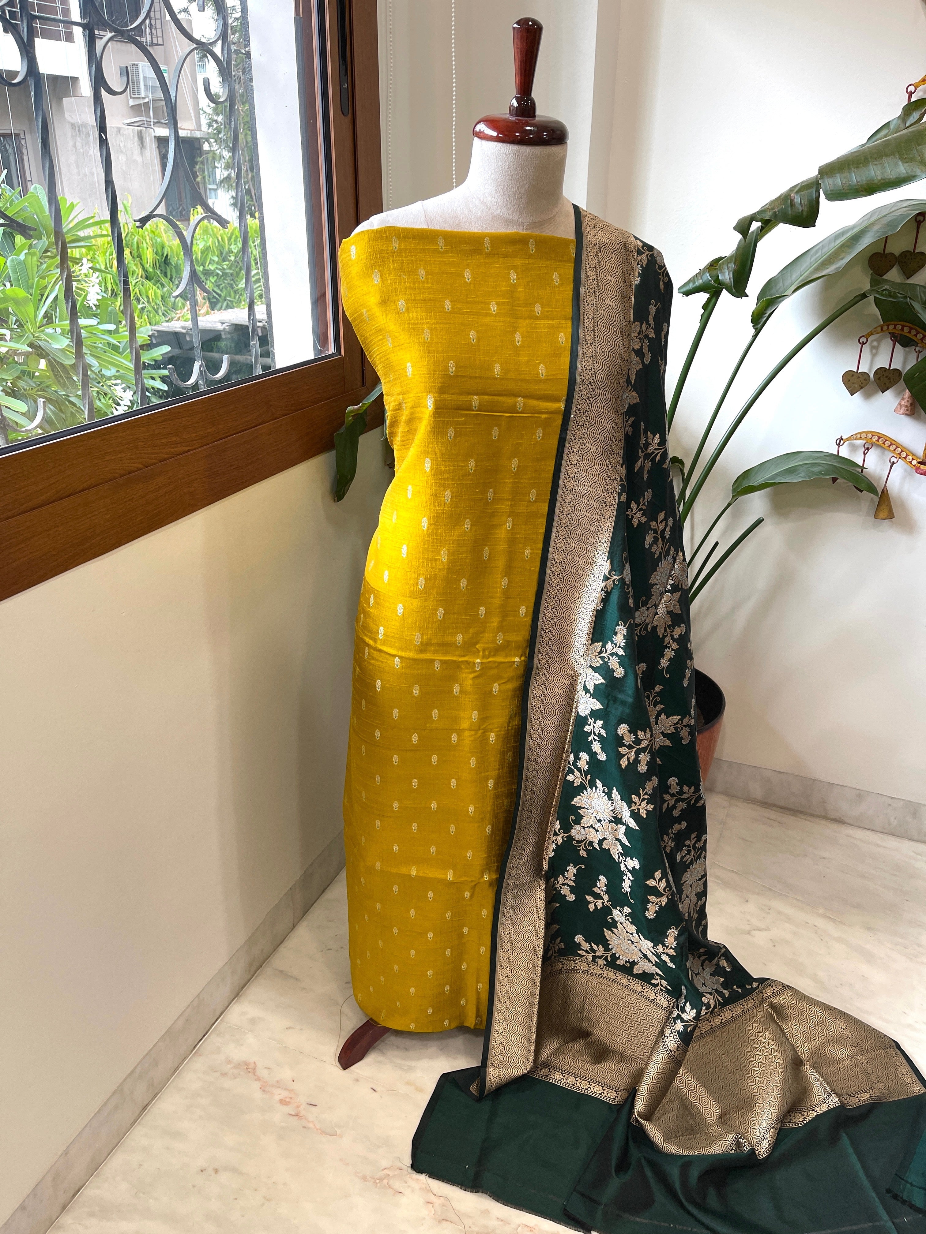 Handwoven Banarasi Suit Set in Pure Silk - Masakalee
