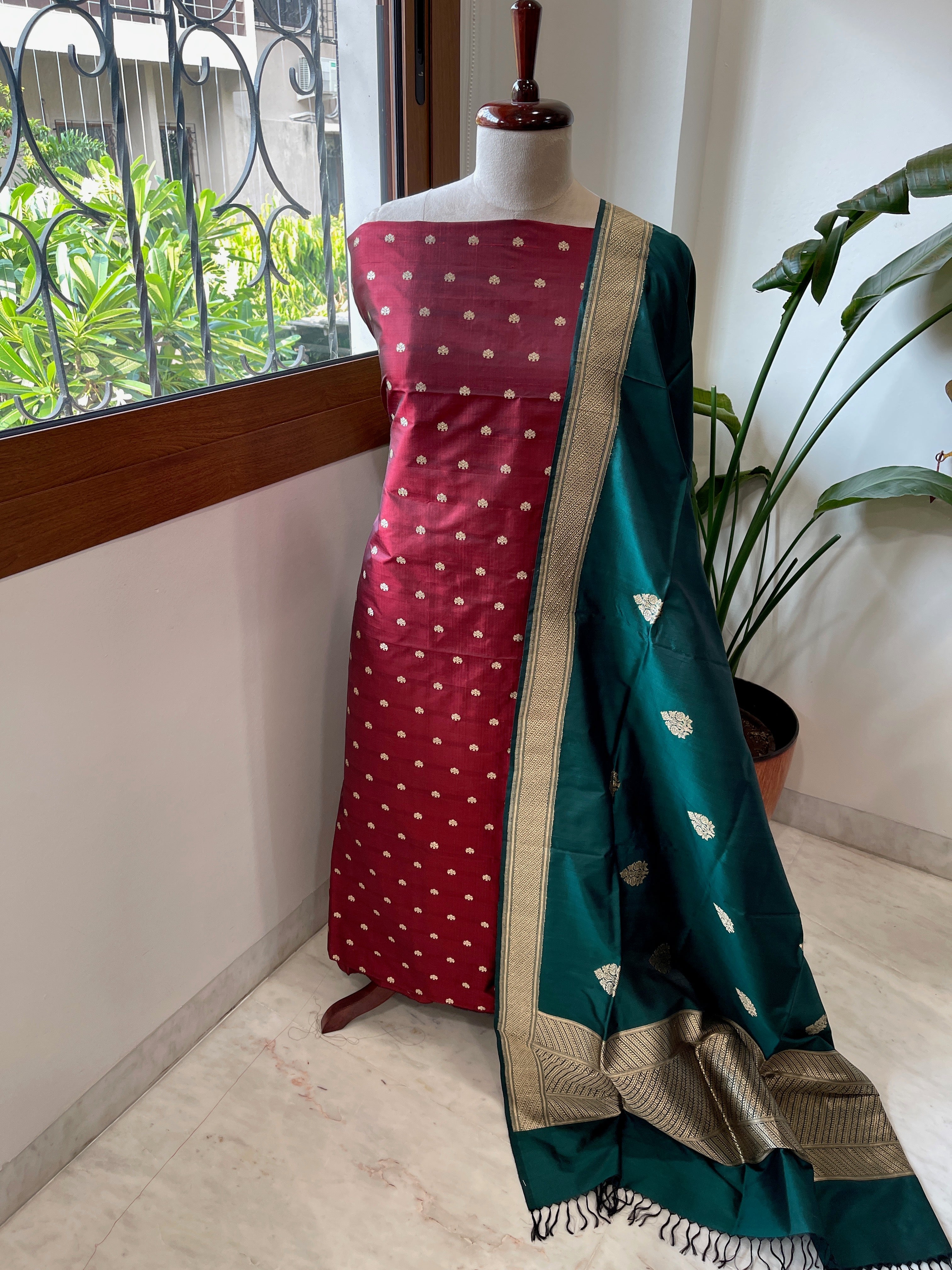 Handwoven Banarasi Suit Set in Pure Silk - Masakalee