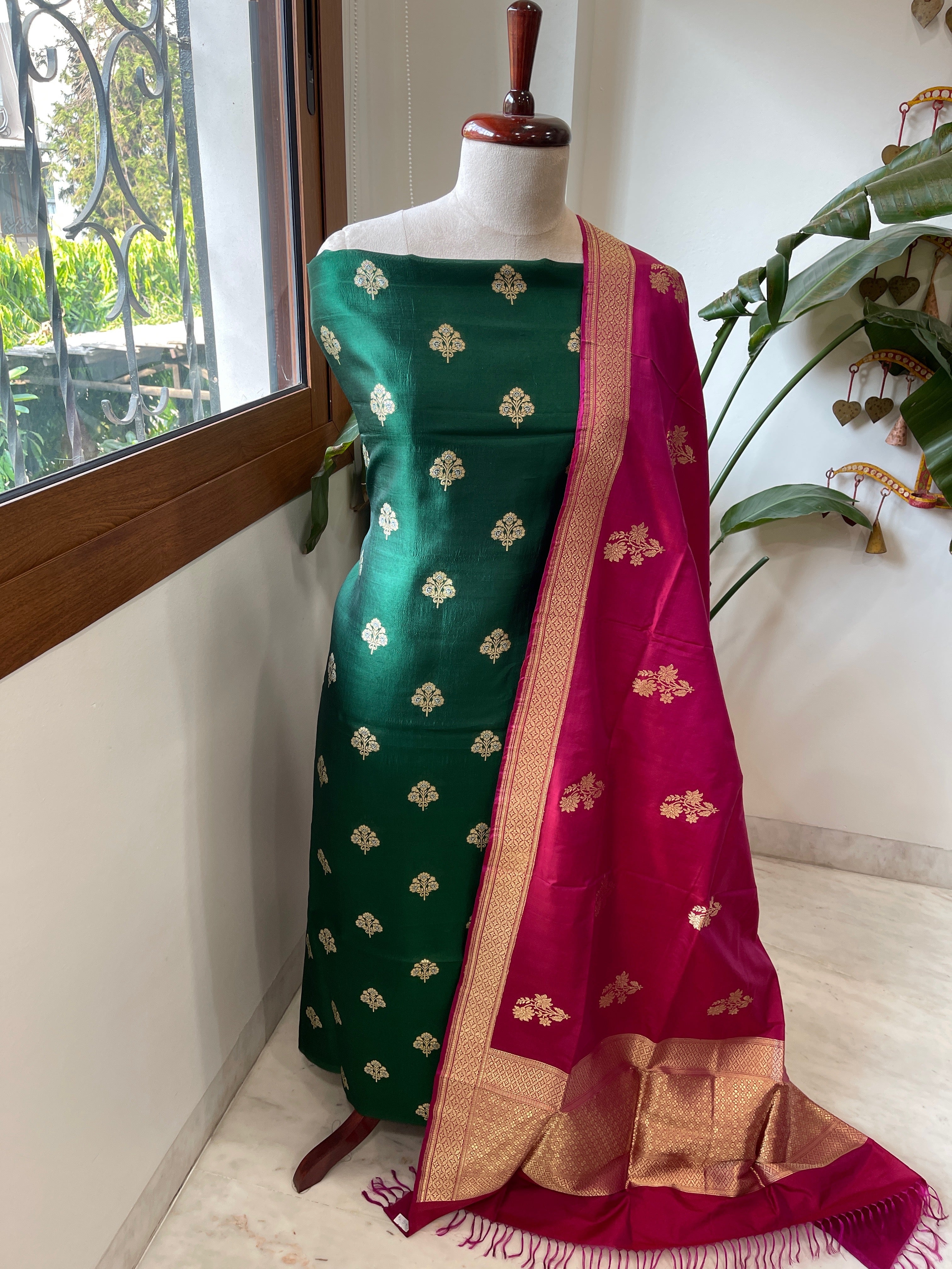 Handwoven Banarasi Suit Set in Pure Silk - Masakalee