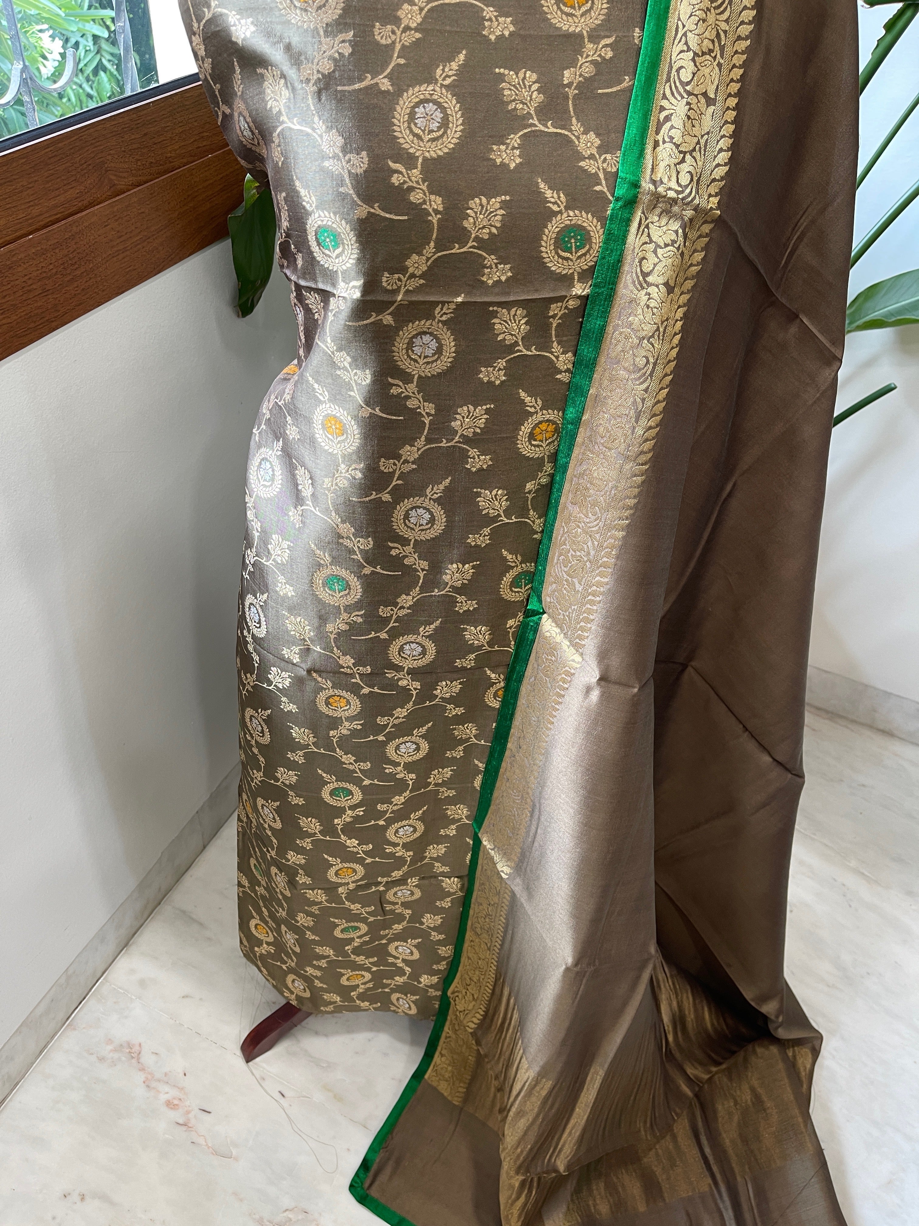 Handwoven Banarasi Suit Set in Pure Silk - Masakalee