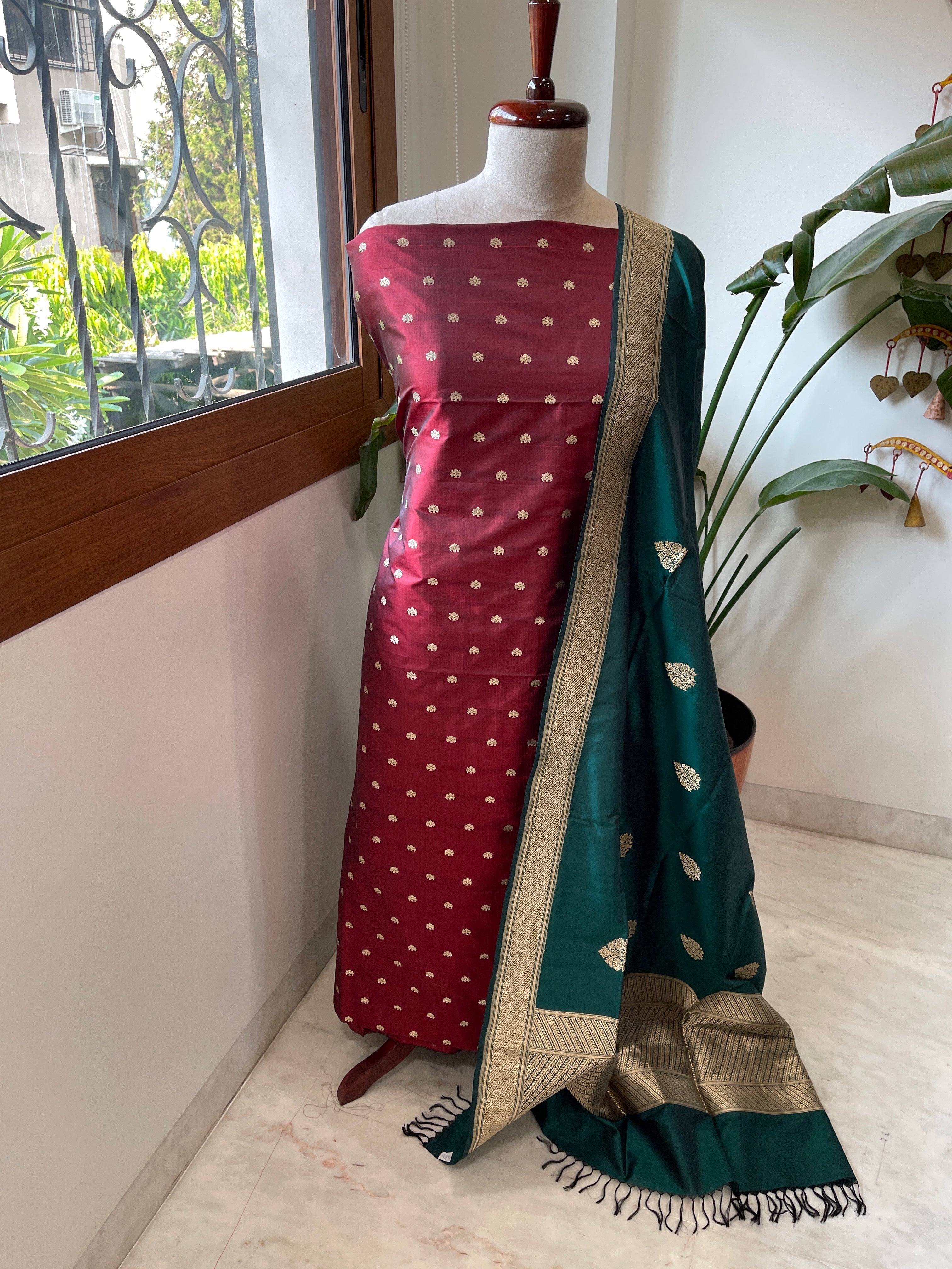 Handwoven Banarasi Suit Set in Pure Silk - Masakalee