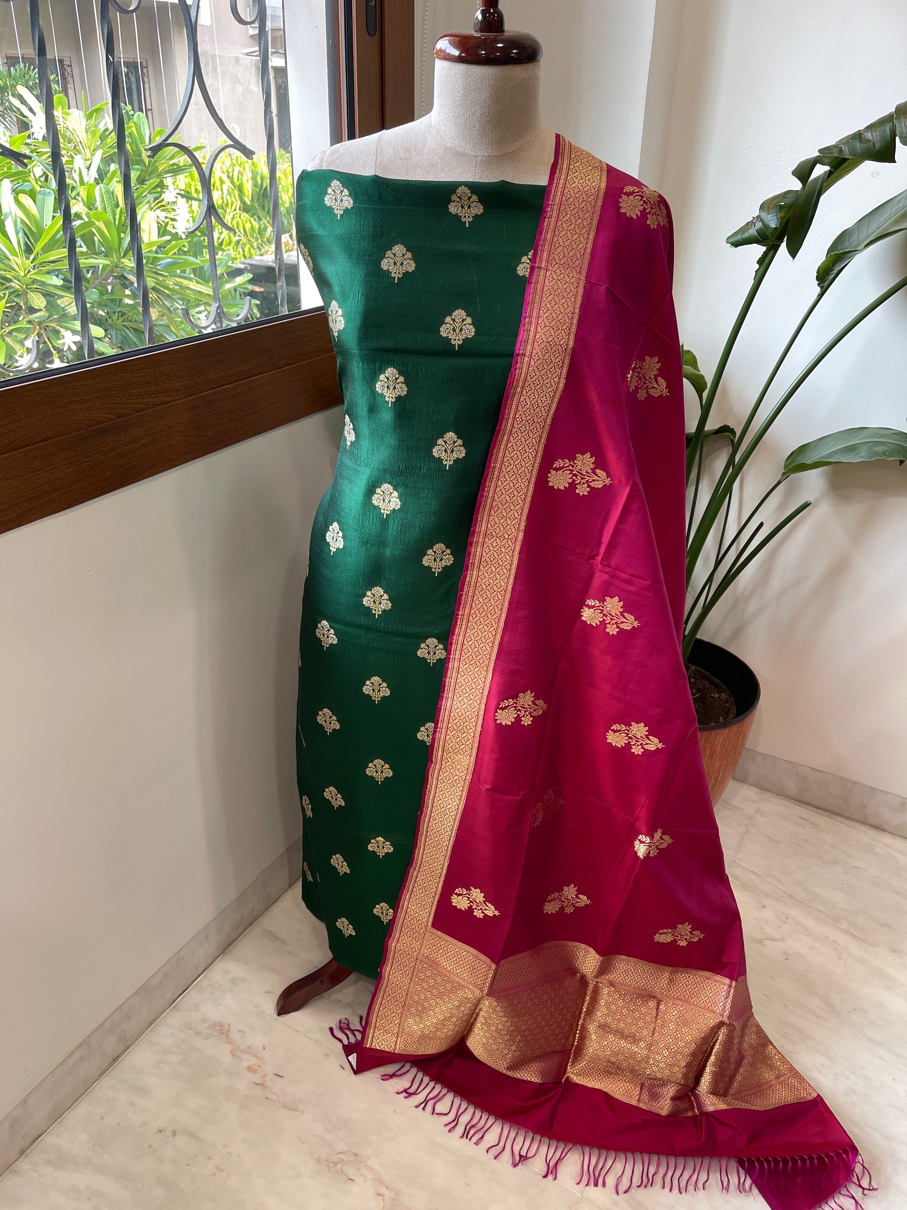 Handwoven Banarasi Suit Set in Pure Silk - Masakalee