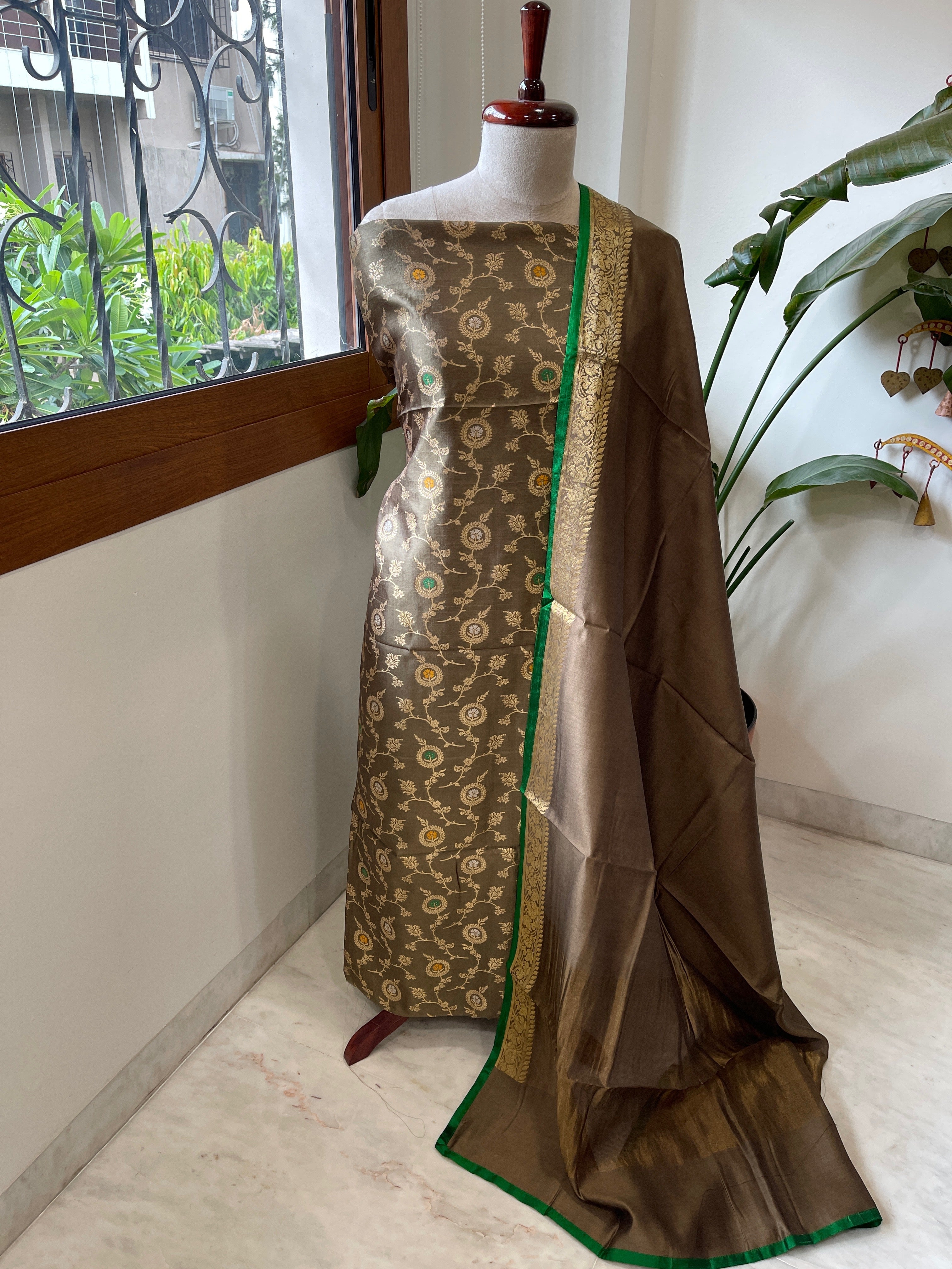 Handwoven Banarasi Suit Set in Pure Silk - Masakalee