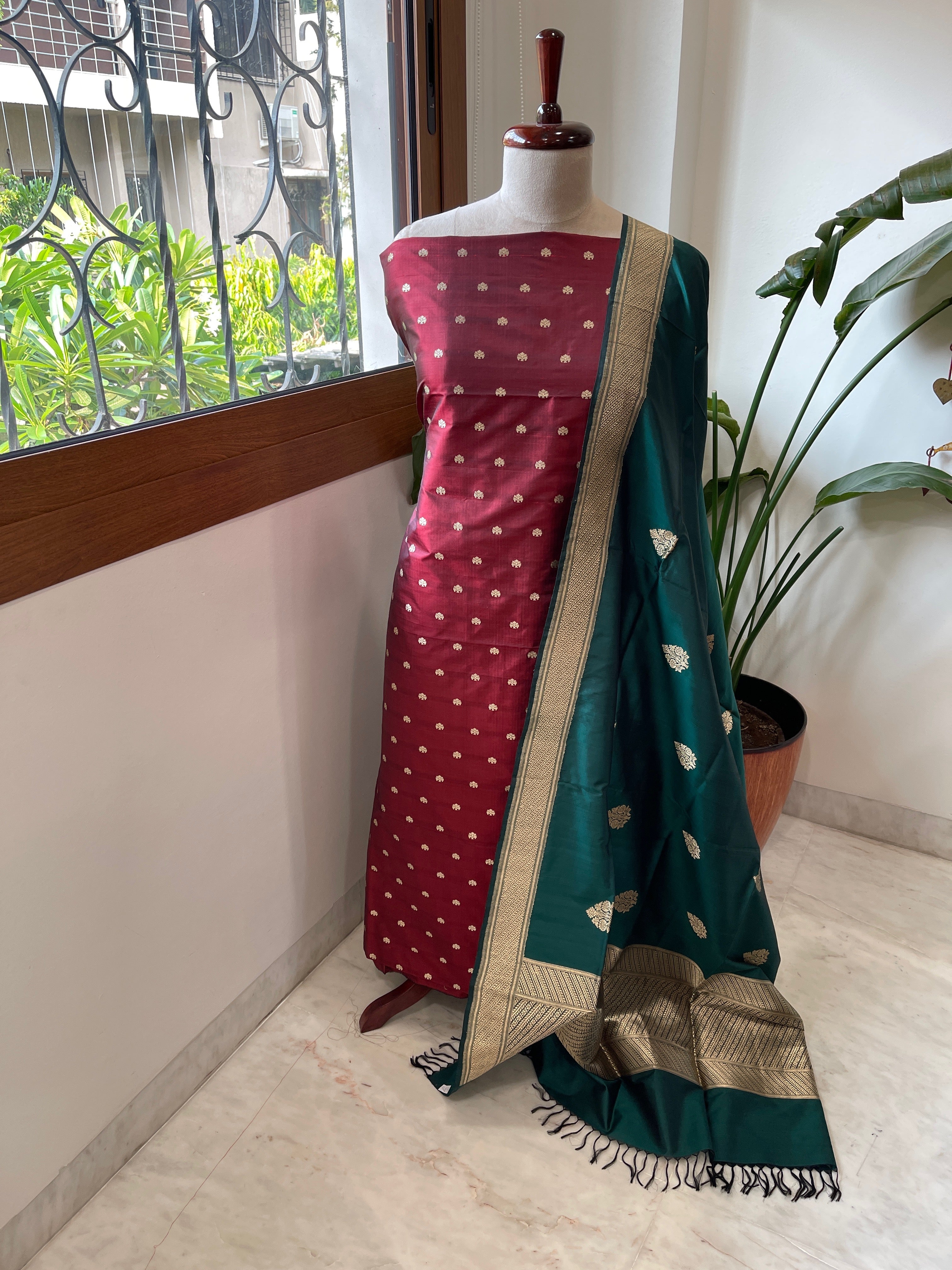 Handwoven Banarasi Suit Set in Pure Silk - Masakalee