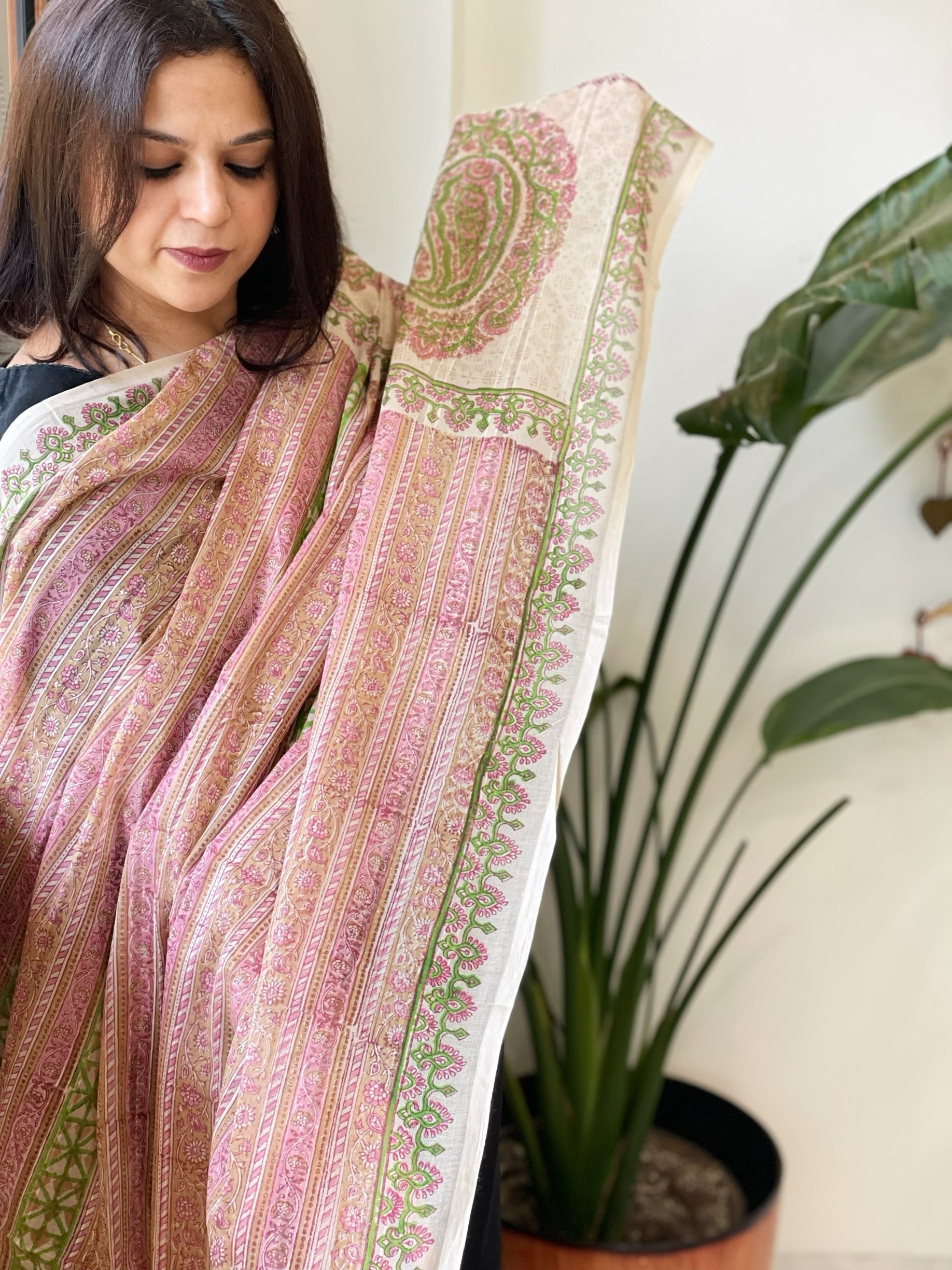 Light pink Mul Cotton Handblock Printed Dupatta - Masakalee