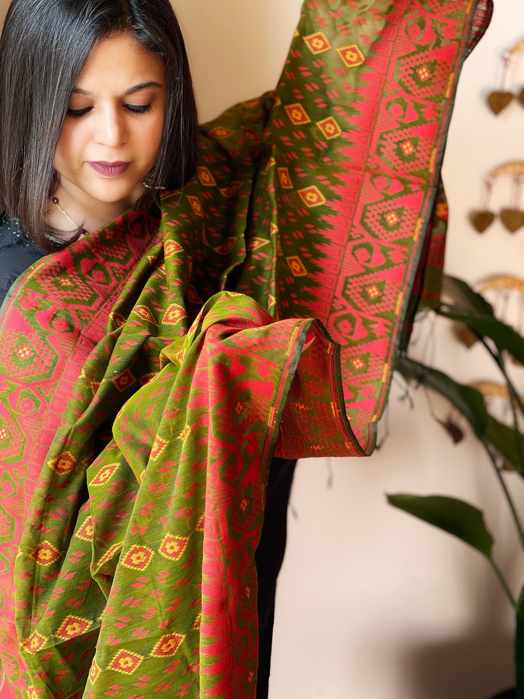 Mehendi Green Handwoven Jamdani Dupatta in Pure Muslin - Chanderi - Masakalee