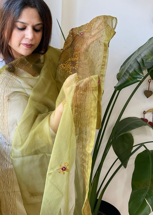 Mehendi Green Organza dupatta with Lambani Hand Embroidery - Masakalee