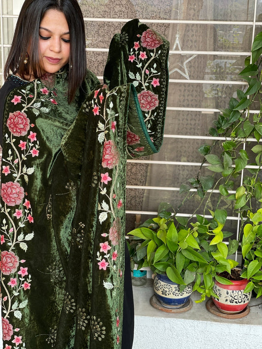 Mehendi Green Velvet Dupatta with Thread Embroidery - Masakalee