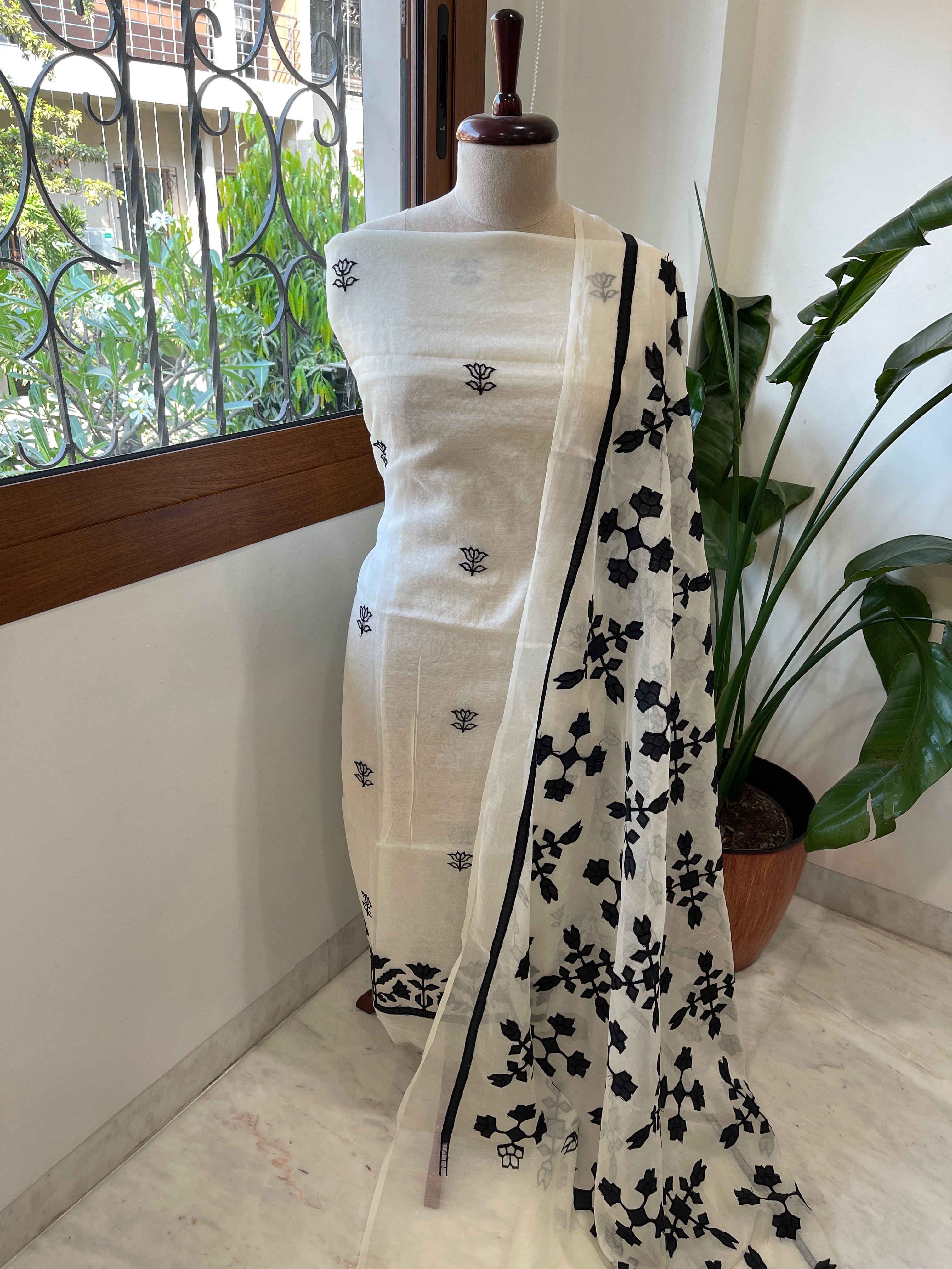 Off - White Applique Suit Set in Mul Chanderi - Masakalee