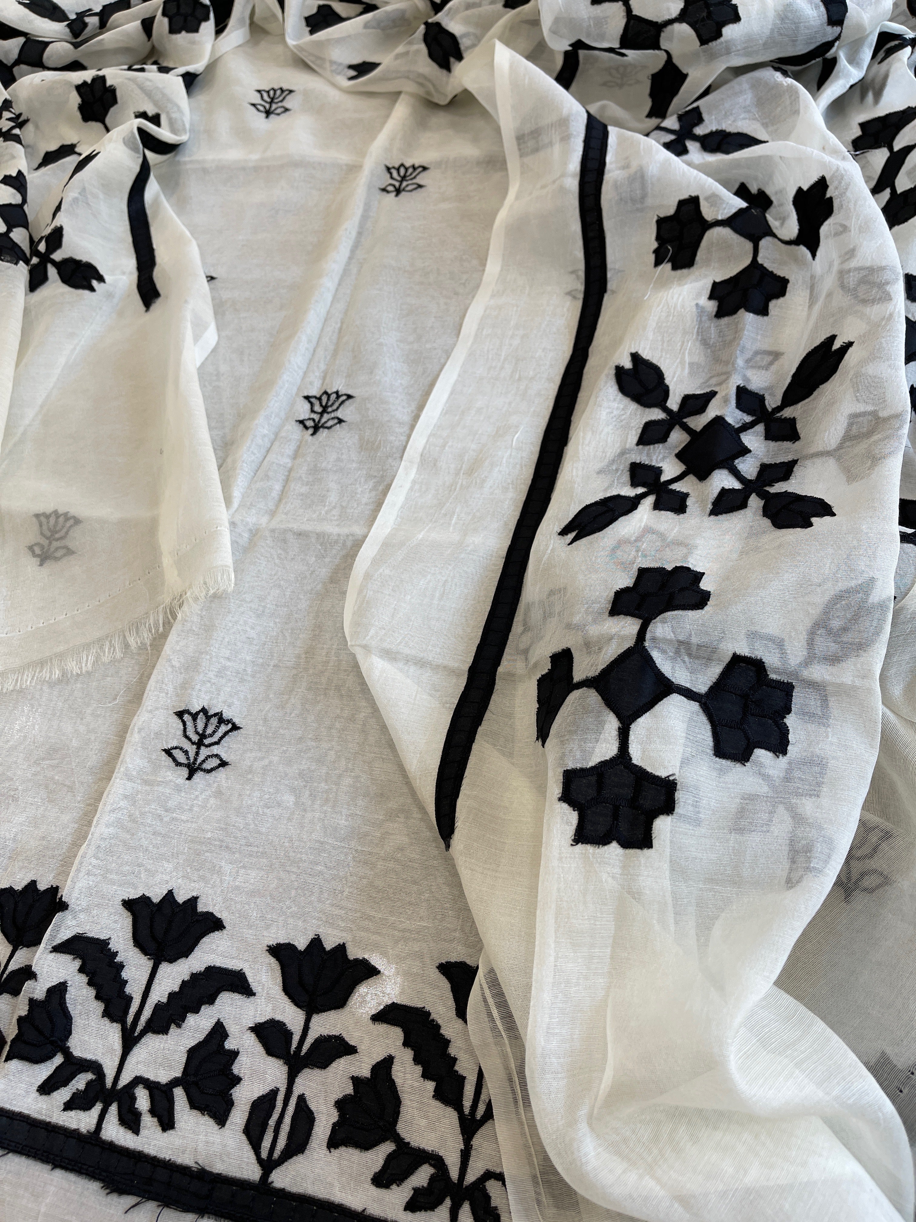 Off - White Applique Suit Set in Mul Chanderi - Masakalee