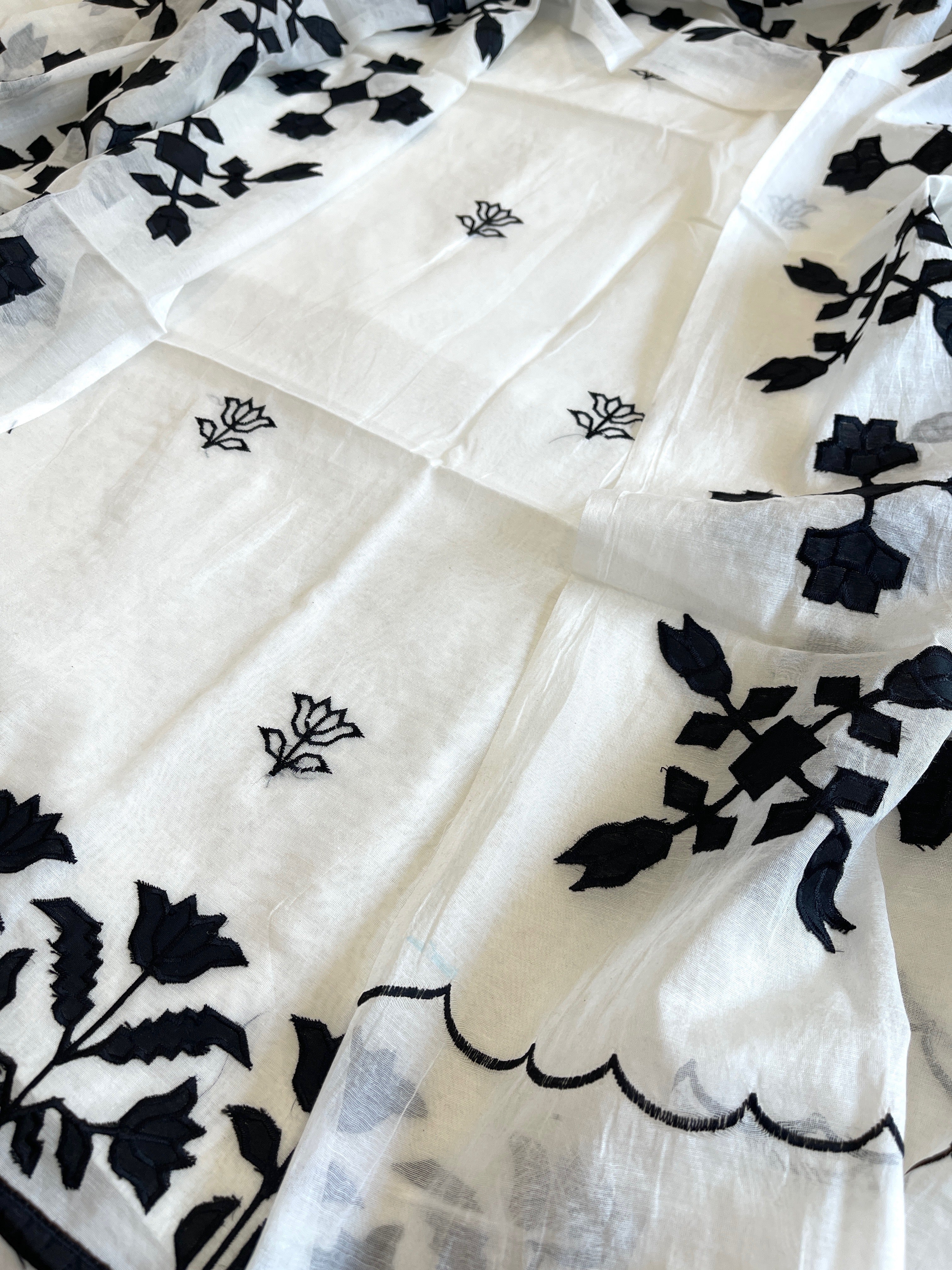 Off - White Applique Suit Set in Mul Chanderi - Masakalee