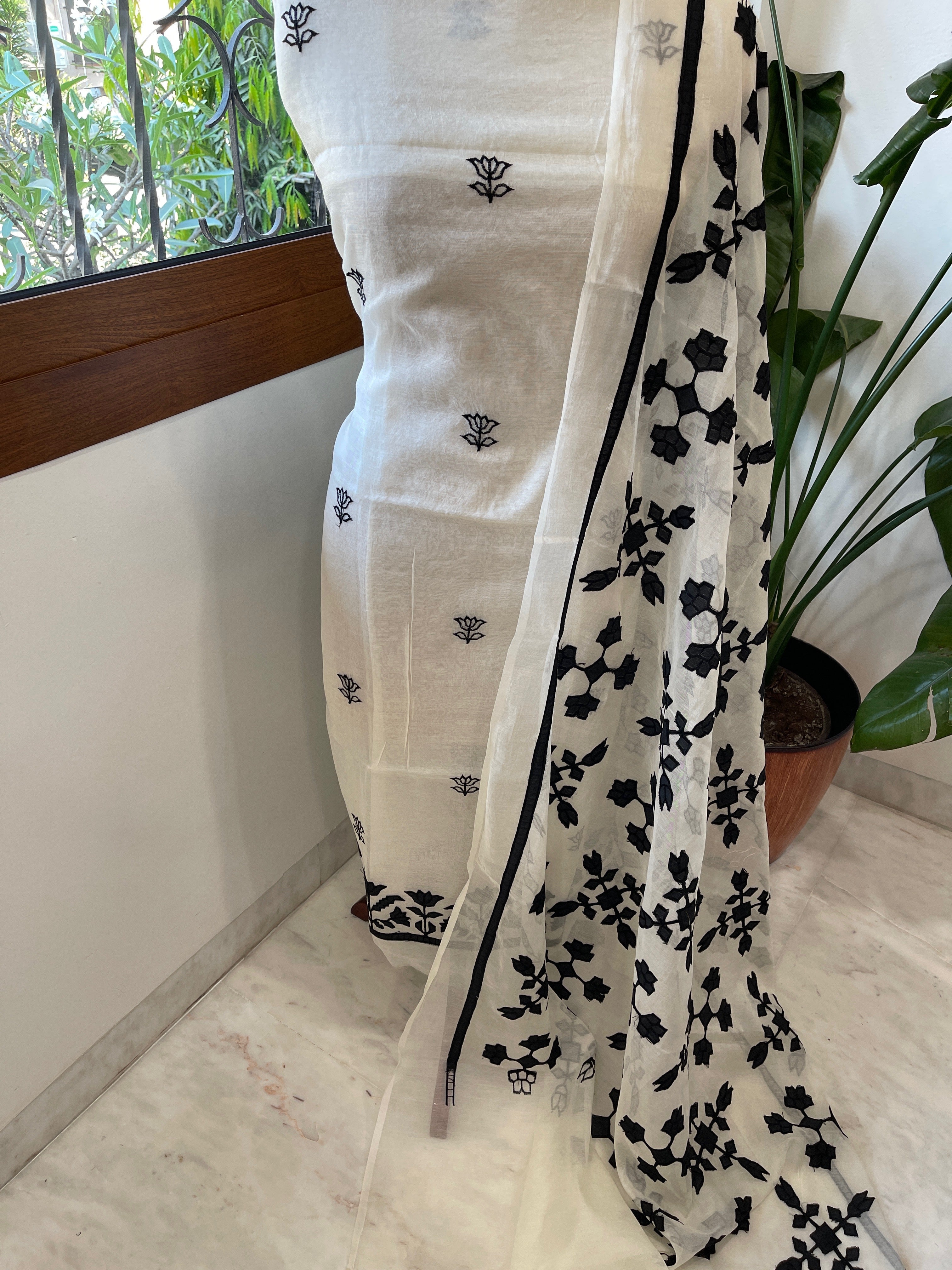 Off - White Applique Suit Set in Mul Chanderi - Masakalee