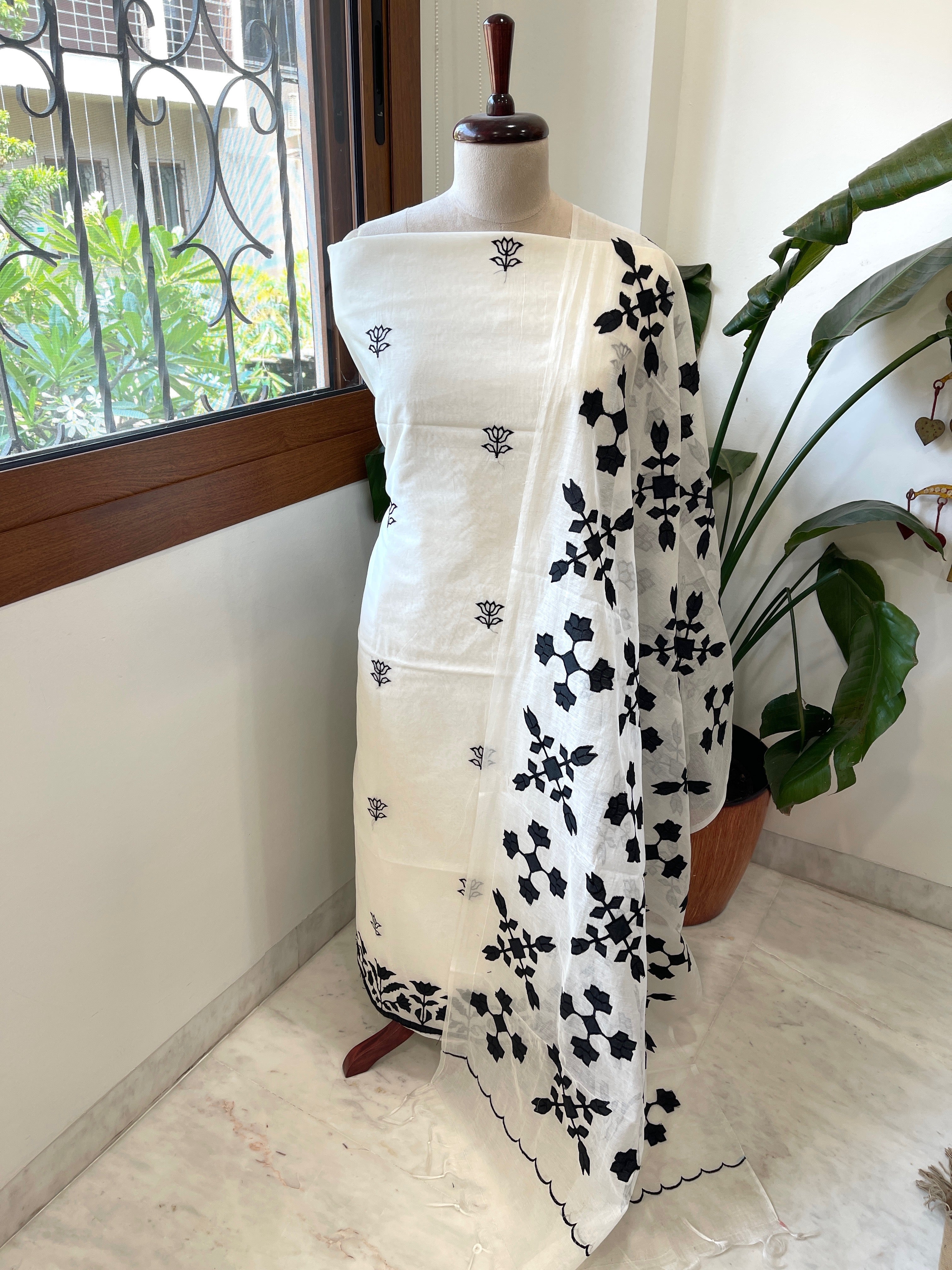 Off - White Applique Suit Set in Mul Chanderi - Masakalee
