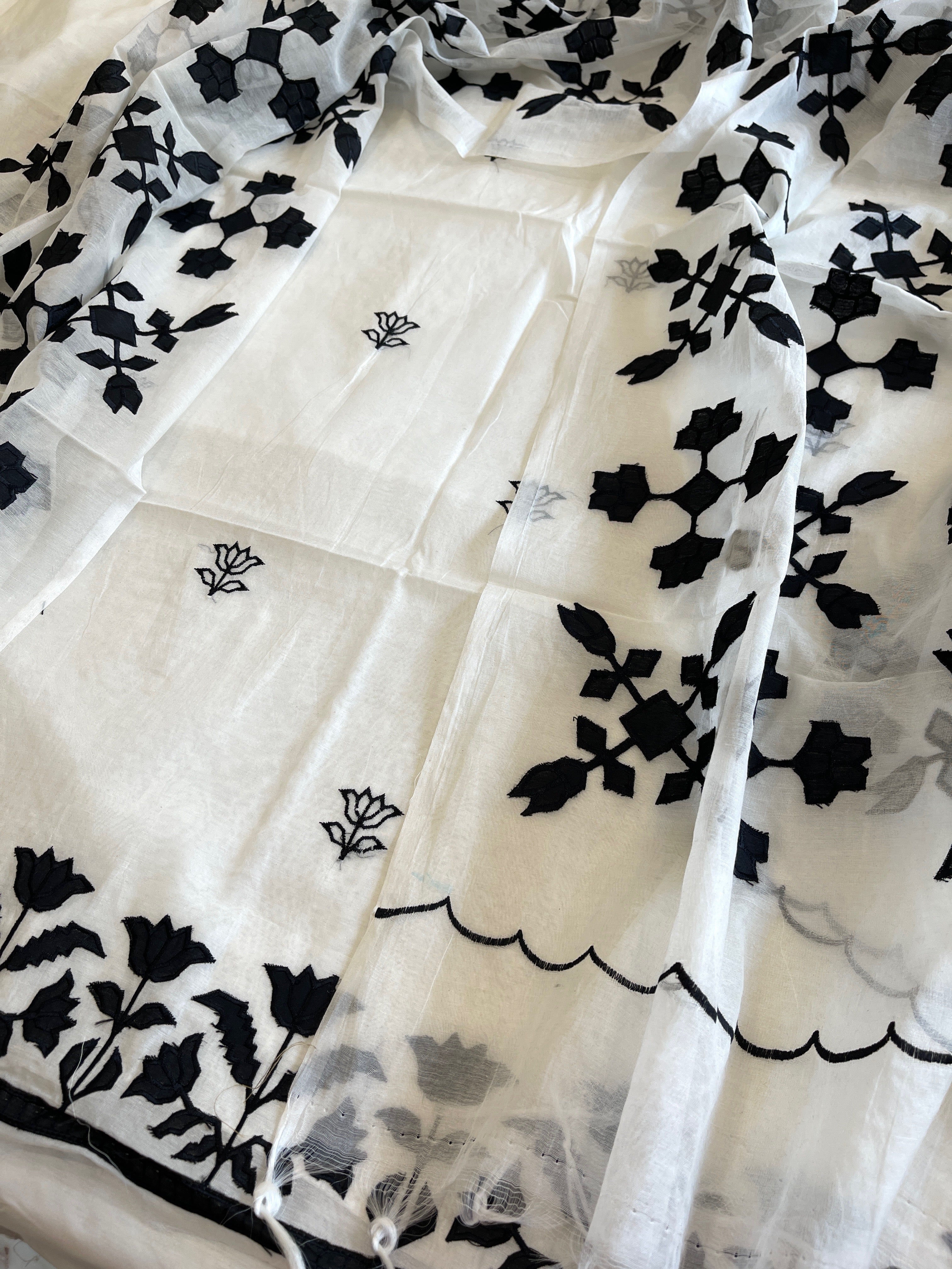 Off - White Applique Suit Set in Mul Chanderi - Masakalee