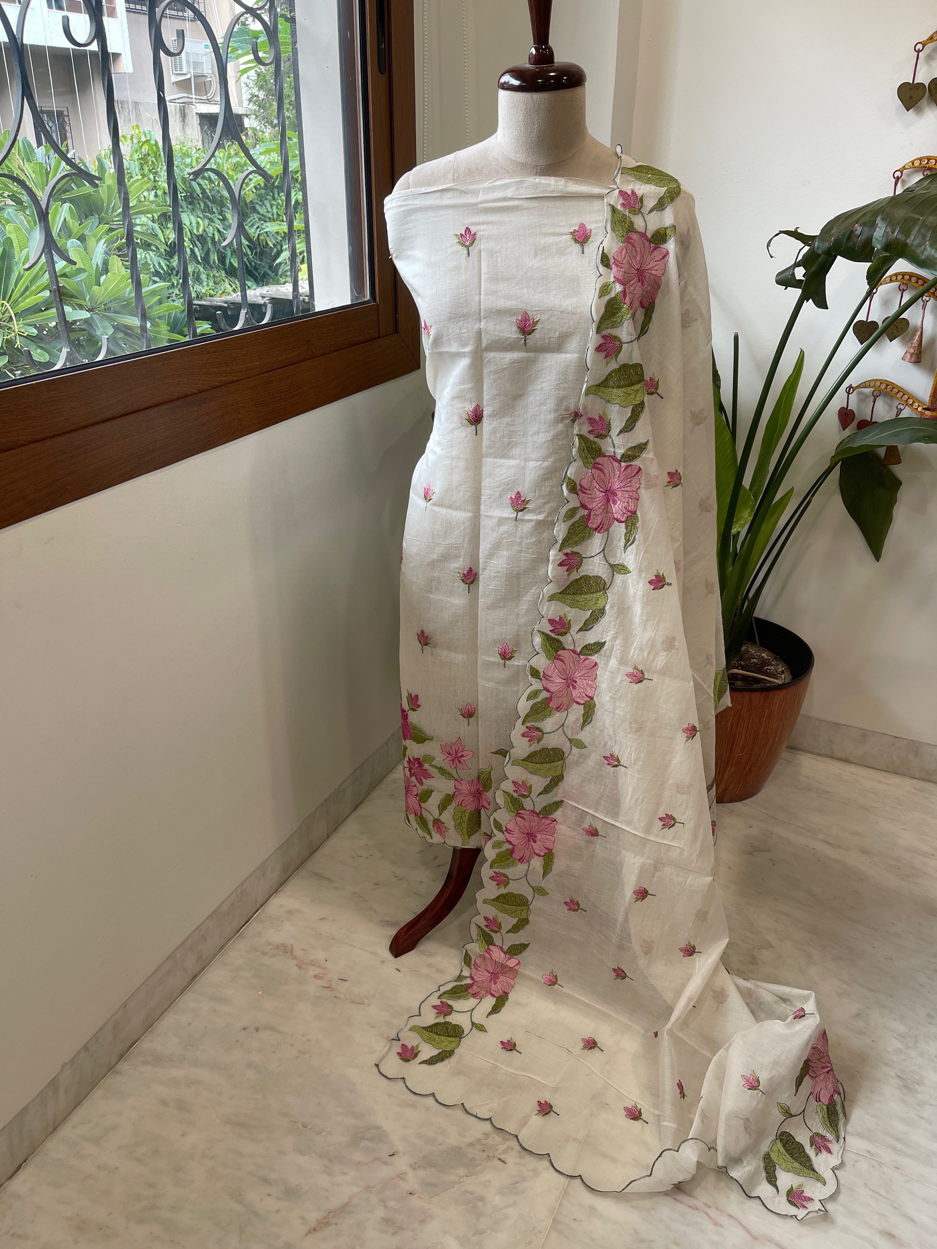 Off-White Dupatta Set with Thread Embroidery in Mul Chanderi - Masakalee