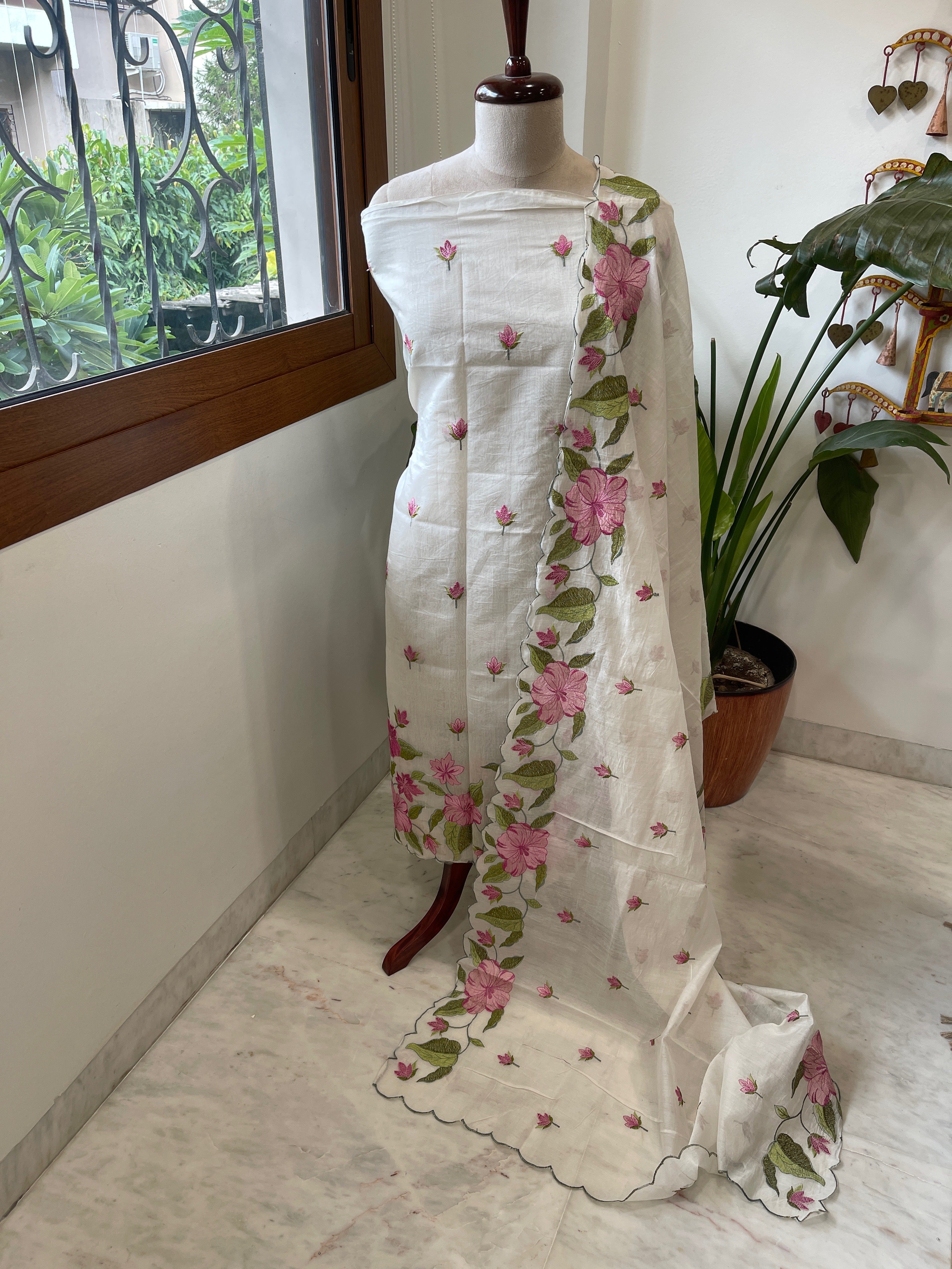 Off-White Dupatta Set with Thread Embroidery in Mul Chanderi - Masakalee