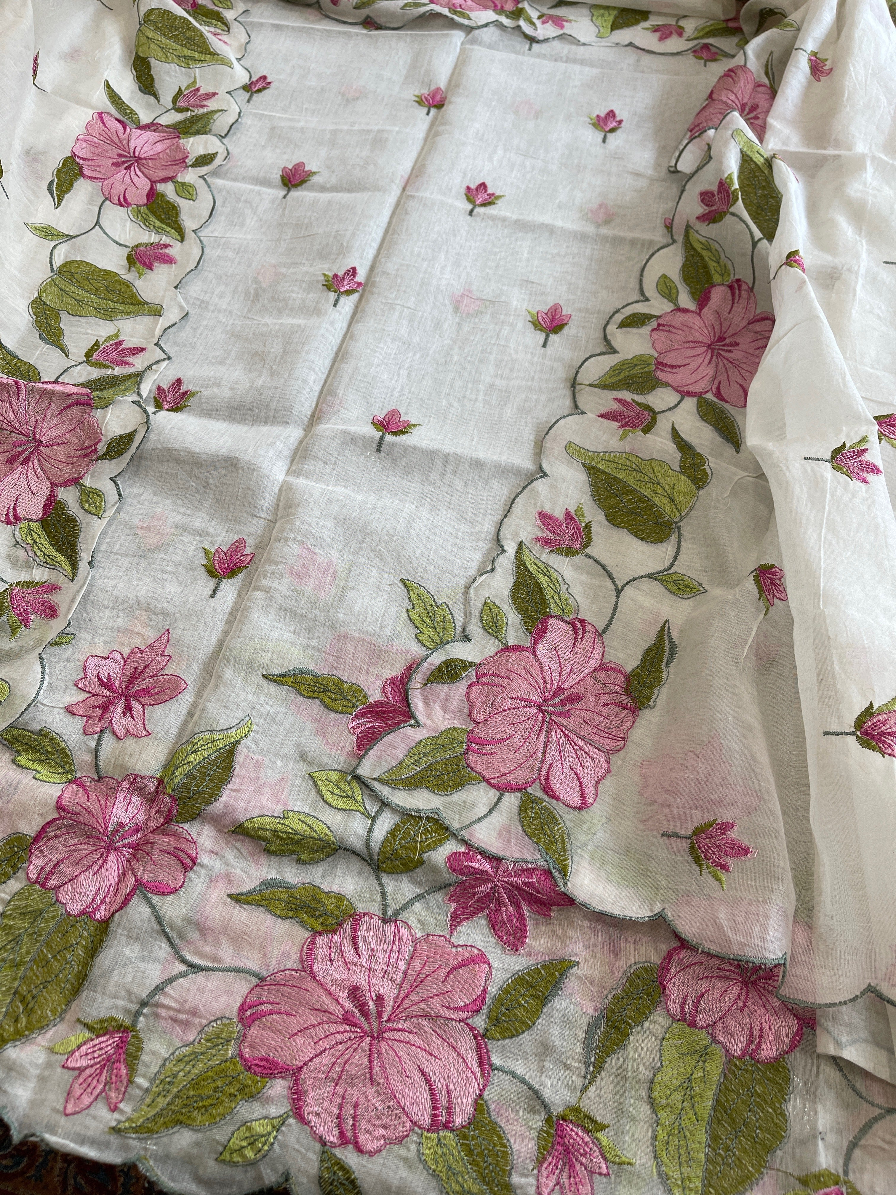 Off-White Dupatta Set with Thread Embroidery in Mul Chanderi - Masakalee
