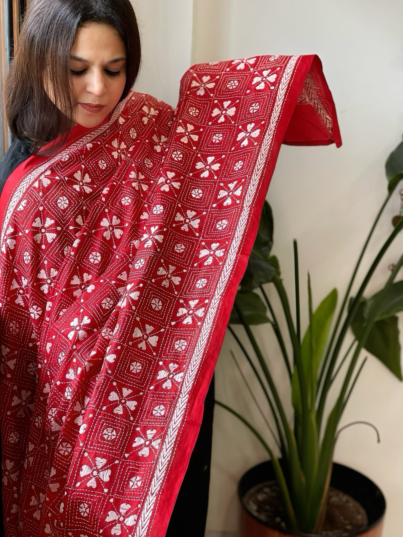 Red Handmade Kantha Dupatta in Silk - Masakalee