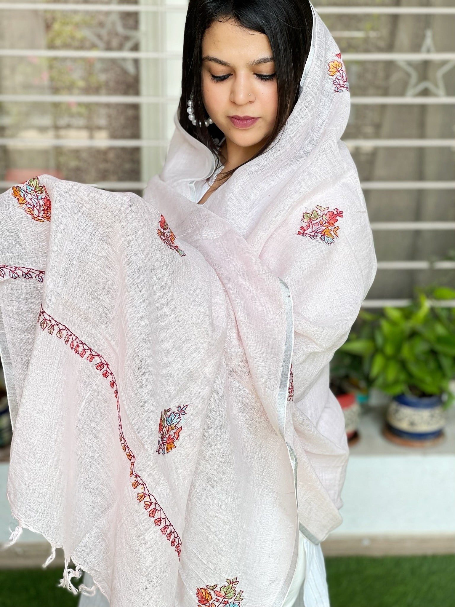 Sozni Hand Embroidery Dupatta in Pure Linen - Masakalee