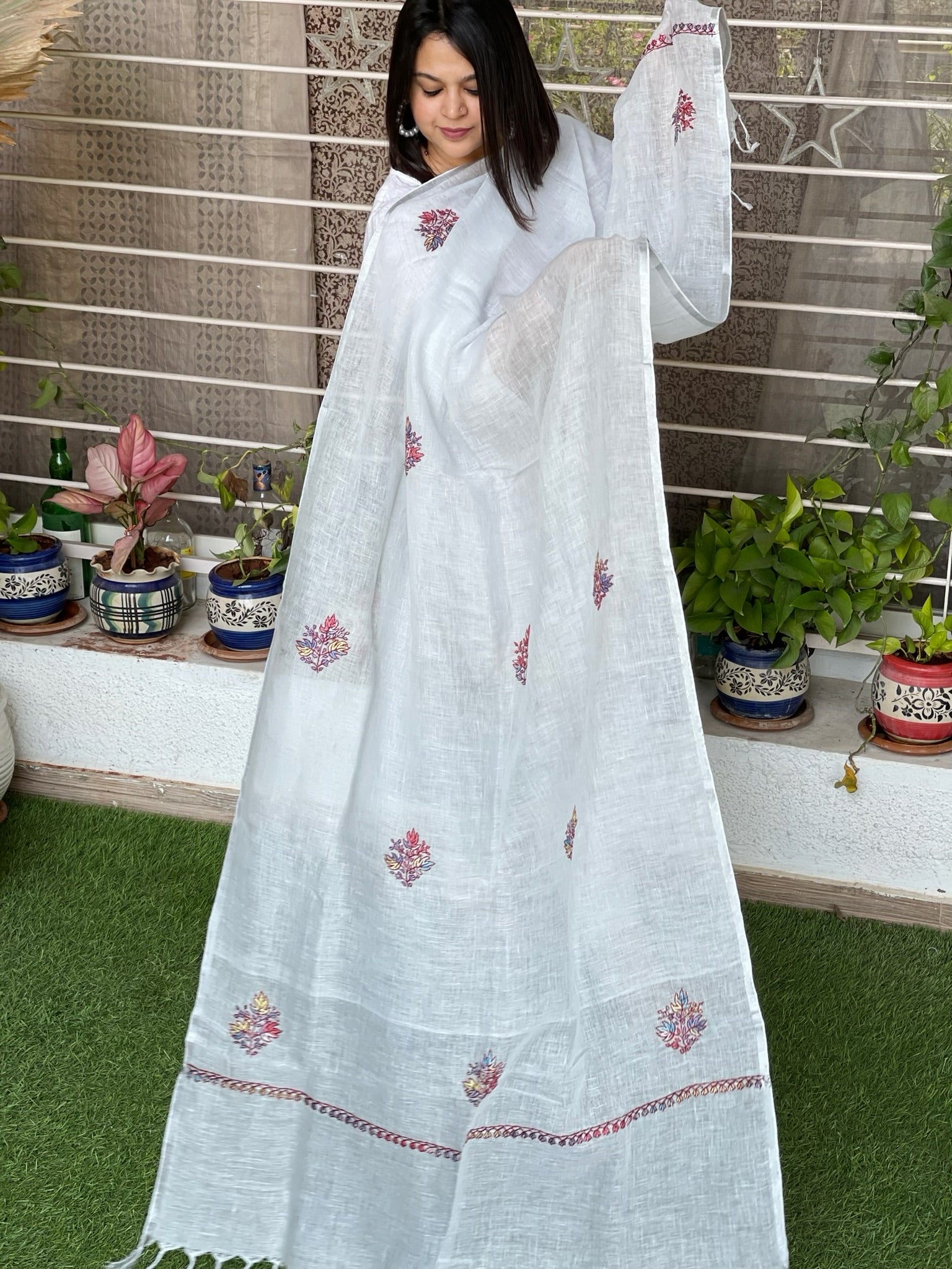 Sozni Hand Embroidery Dupatta in Pure Linen - Masakalee