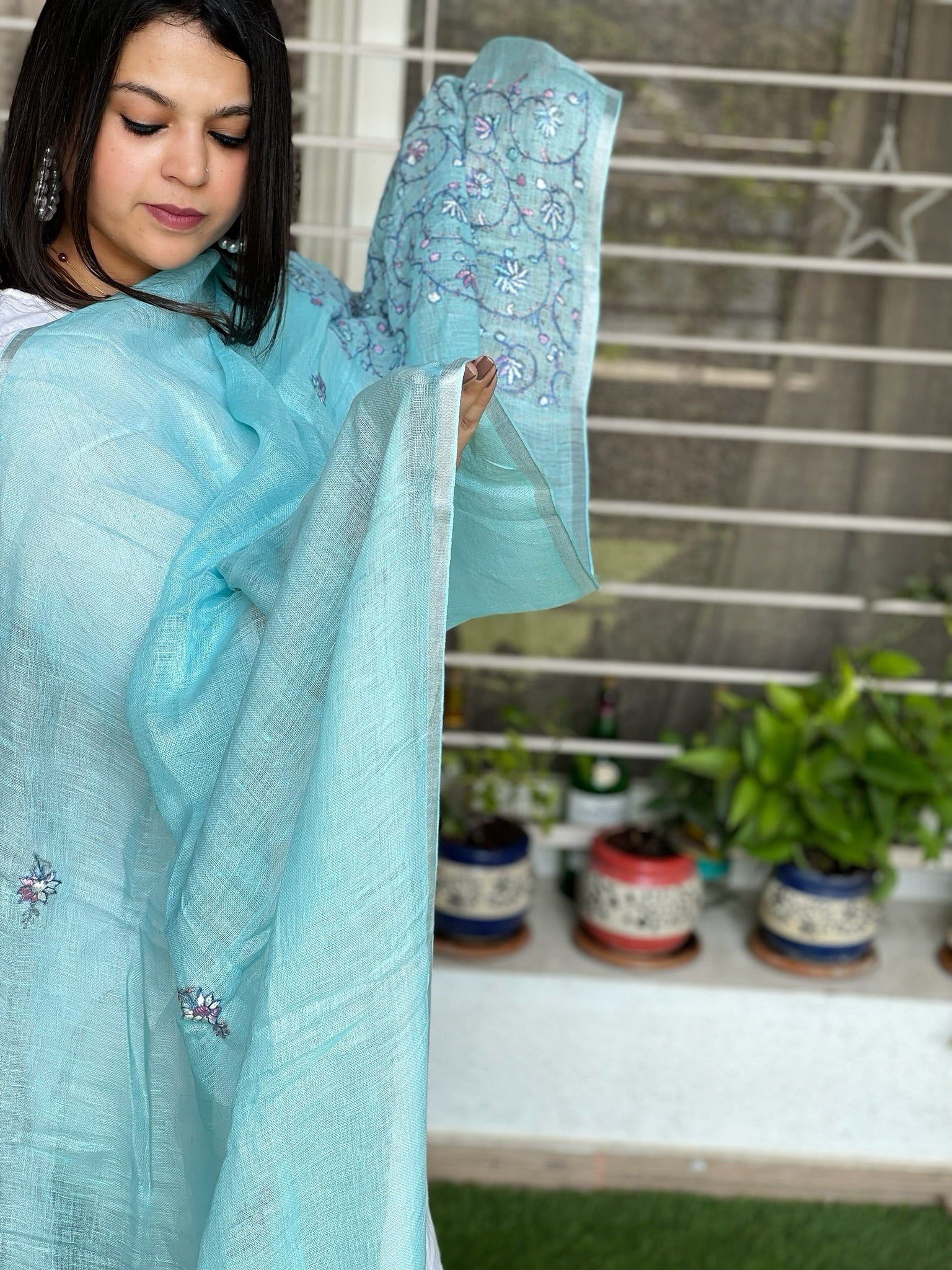 Sozni Hand Embroidery Dupatta in Pure Linen - Masakalee