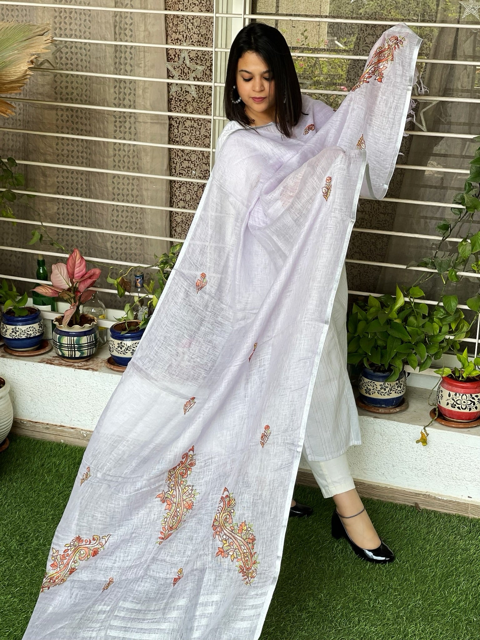 Sozni Hand Embroidery Dupatta in Pure Linen - Masakalee