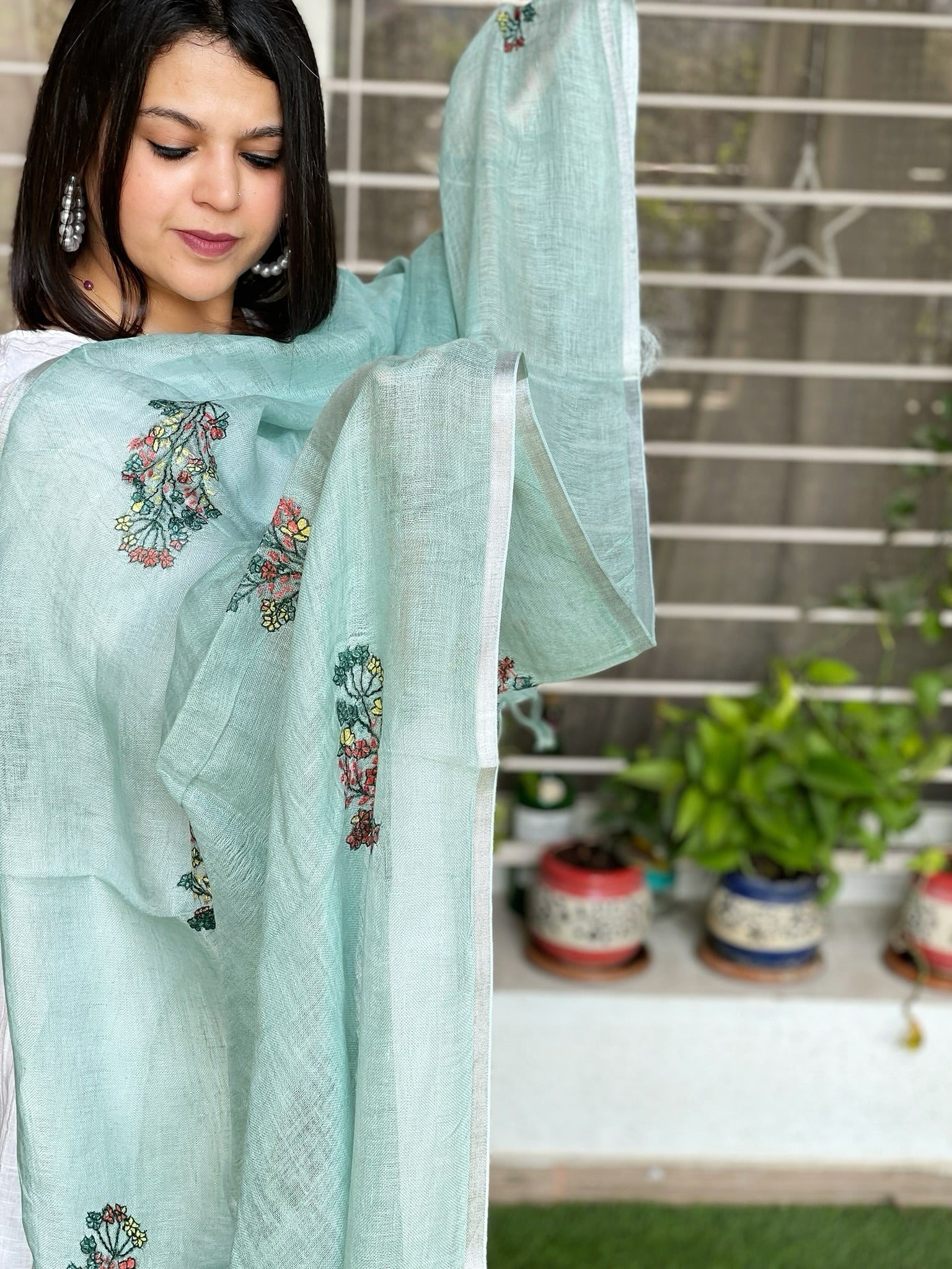 Sozni Hand Embroidery Dupatta in Pure Linen - Masakalee