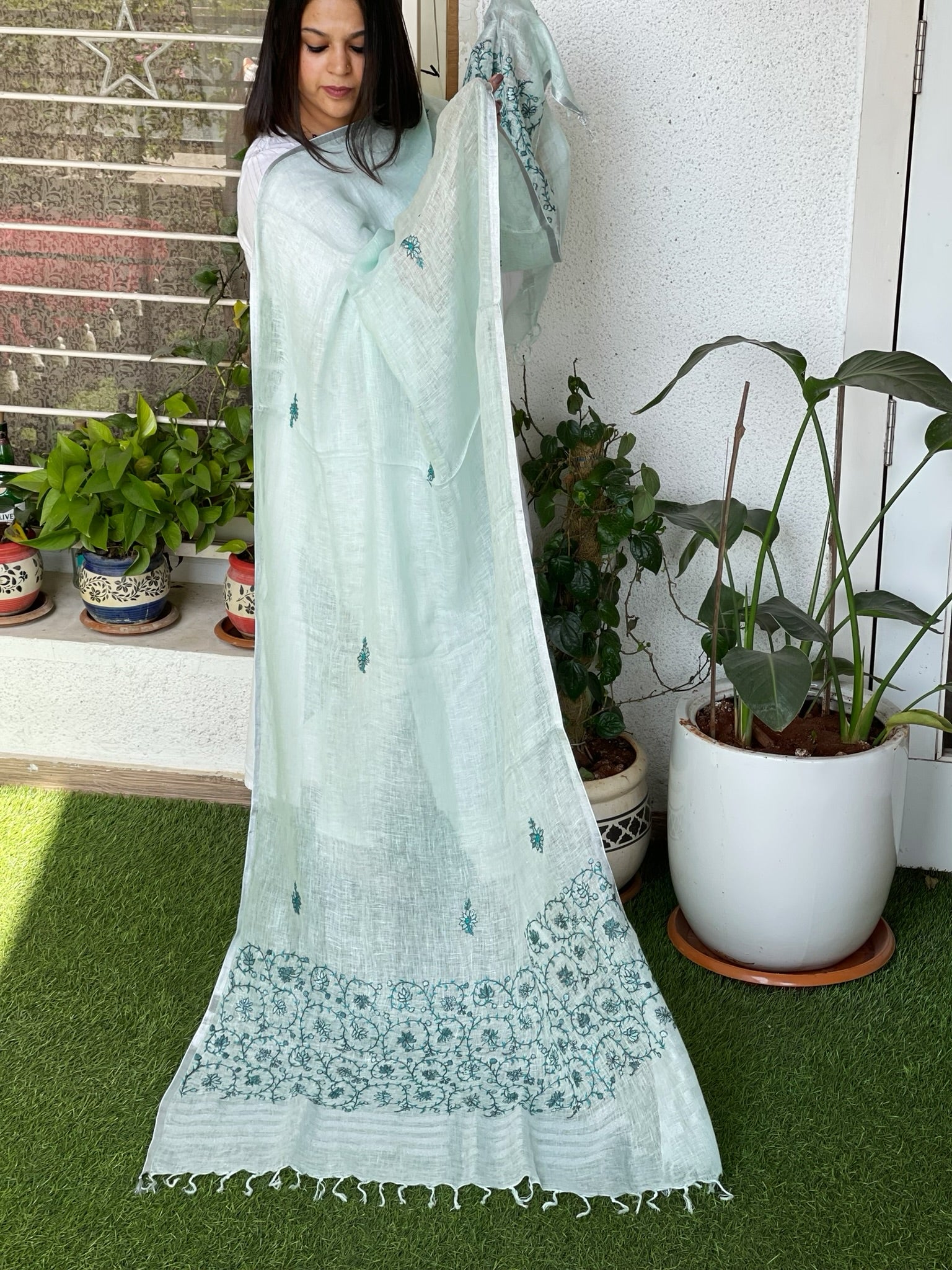 Sozni Hand Embroidery Dupatta in Pure Linen - Masakalee