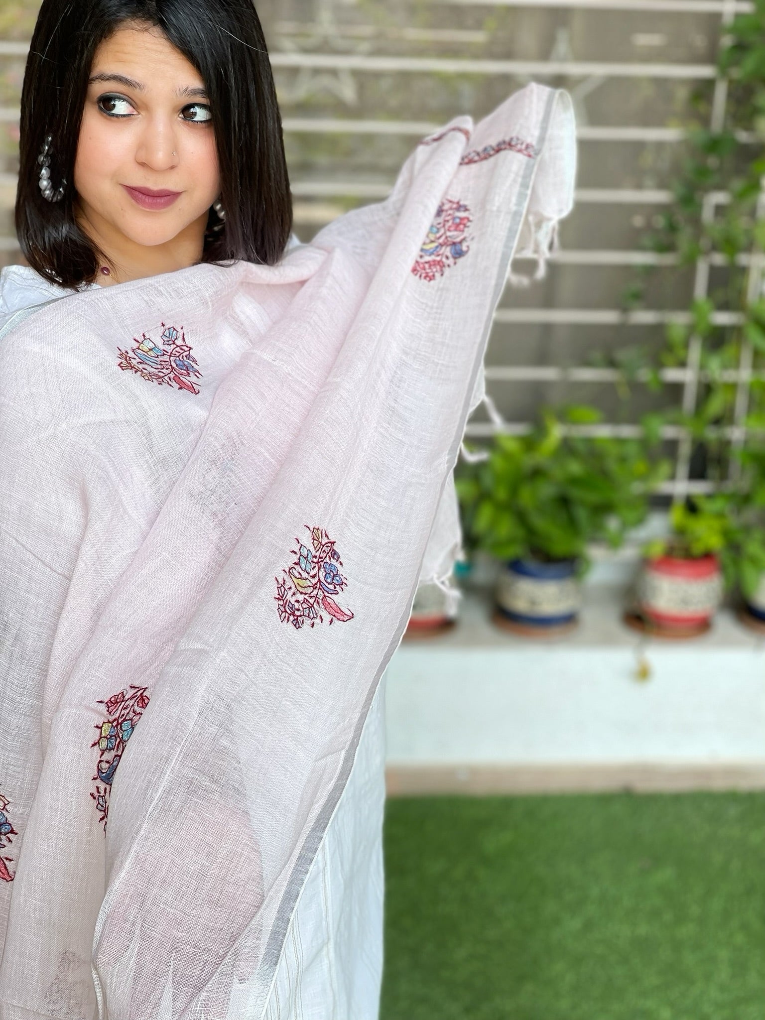 Sozni Hand Embroidery Dupatta in Pure Linen - Masakalee