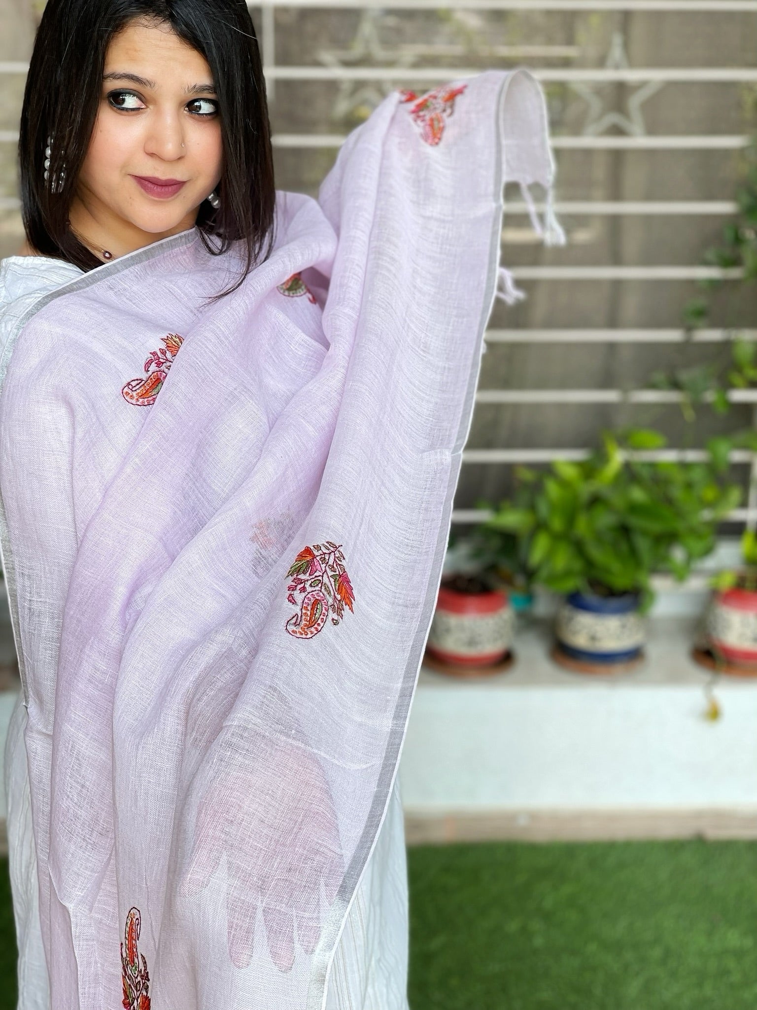 Sozni Hand Embroidery Dupatta in Pure Linen - Masakalee