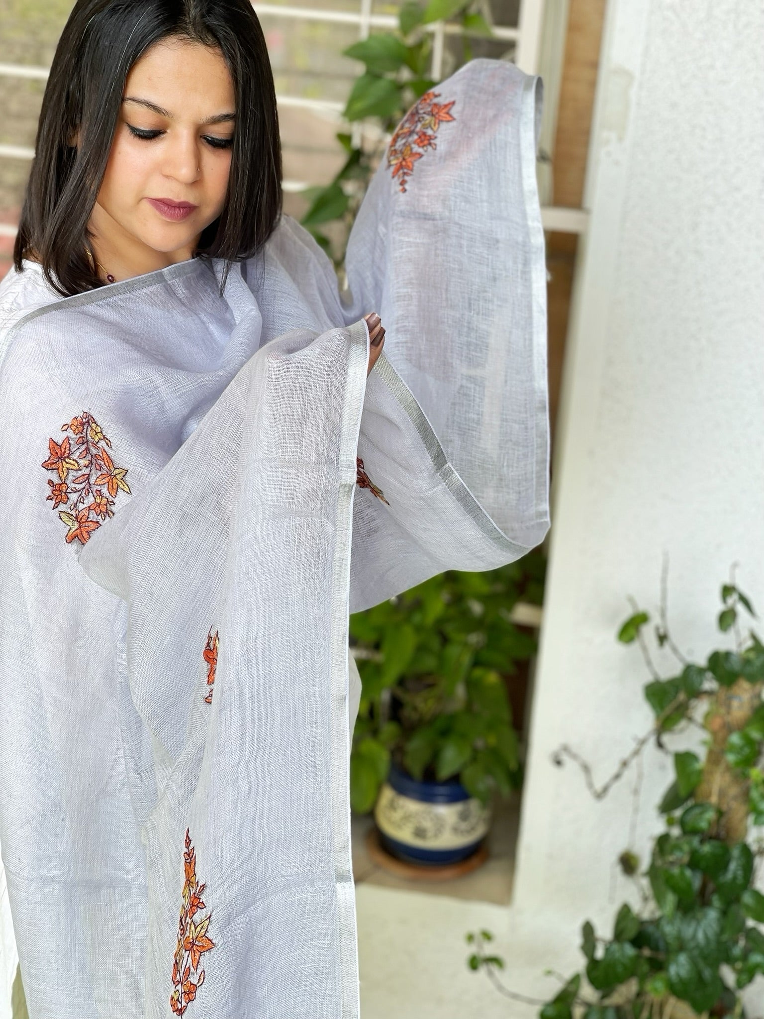 Sozni Hand Embroidery Dupatta in Pure Linen - Masakalee