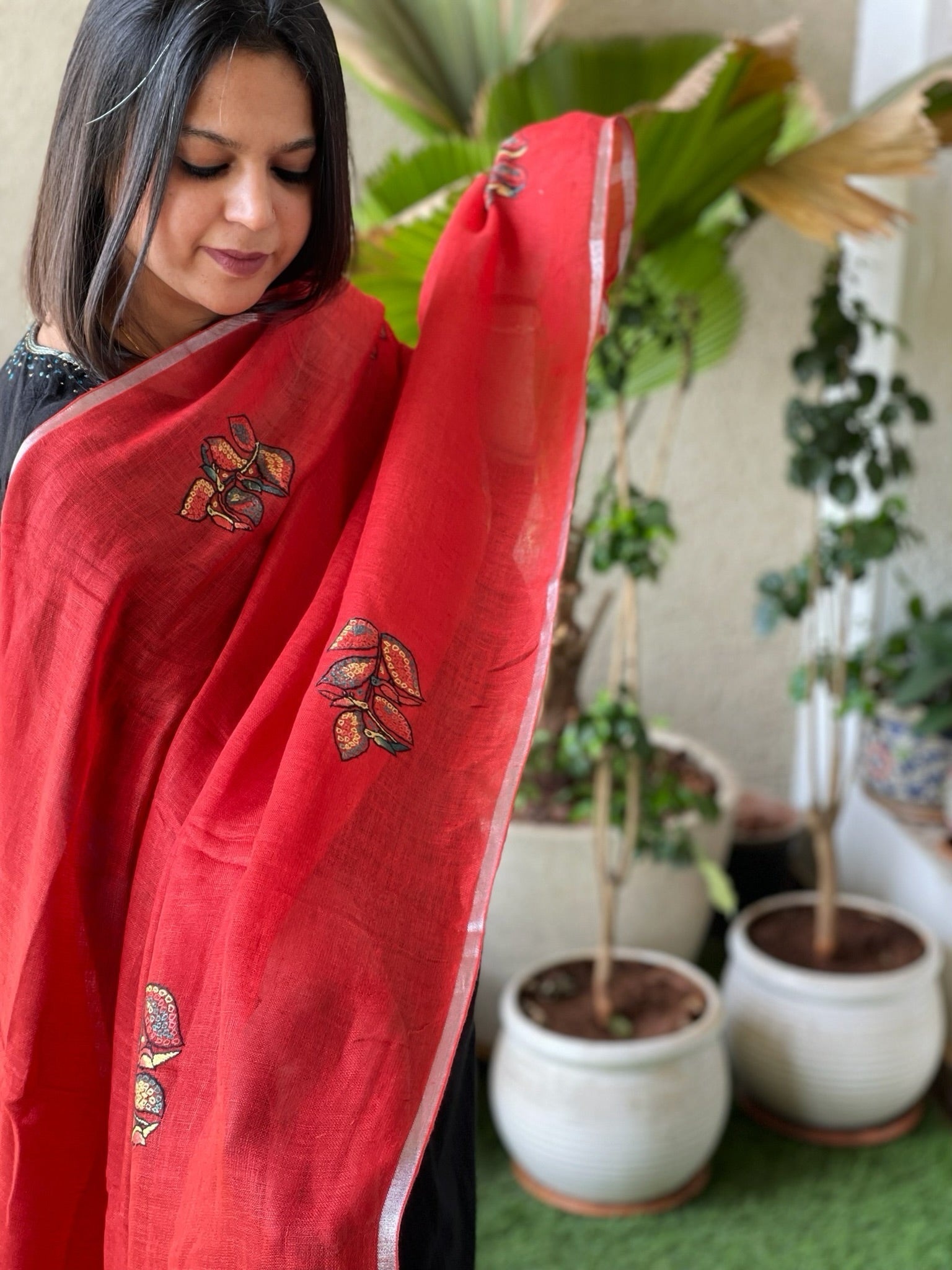 Sozni Hand Embroidery Dupatta in Pure Linen - Masakalee