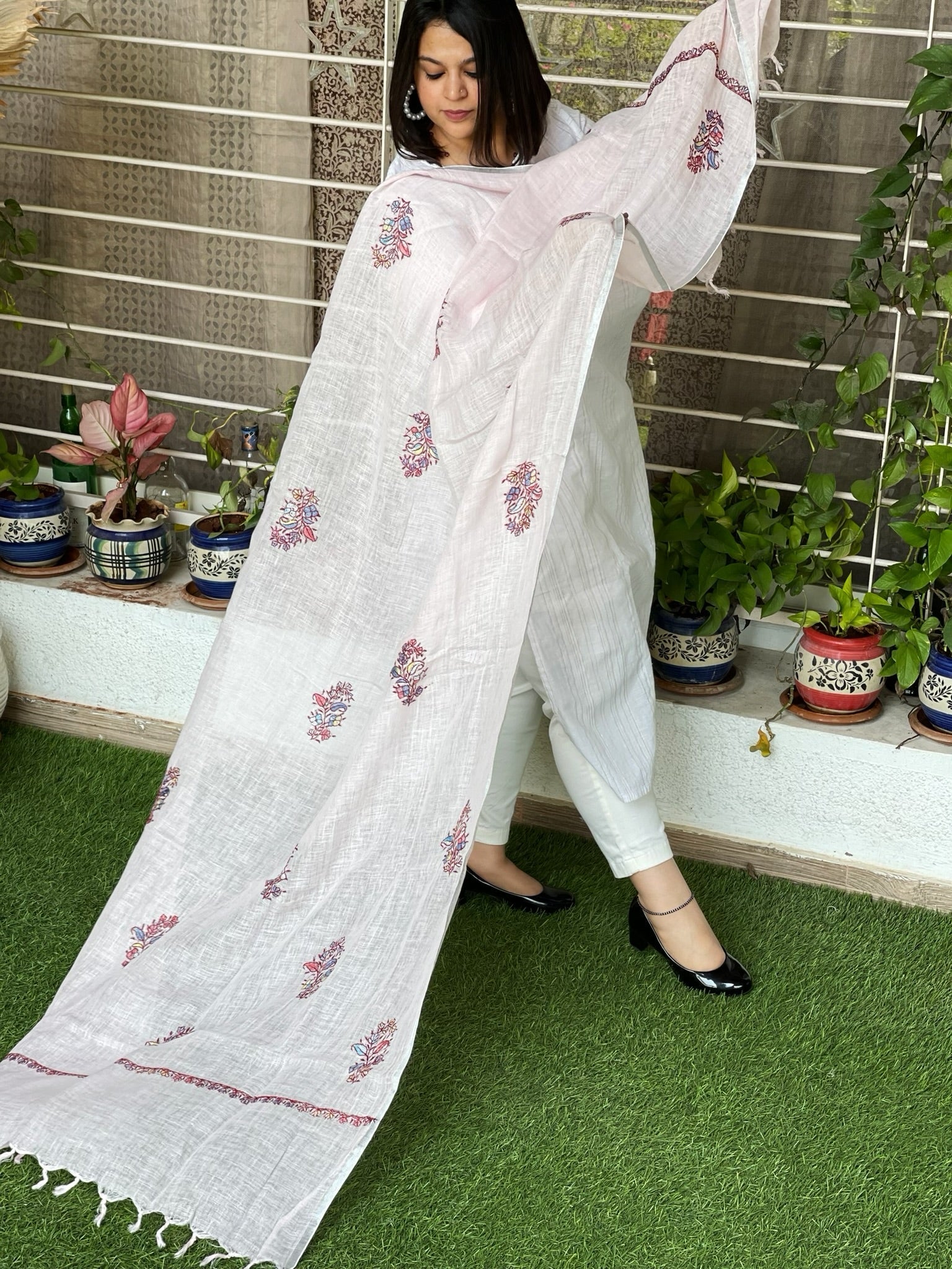 Sozni Hand Embroidery Dupatta in Pure Linen - Masakalee