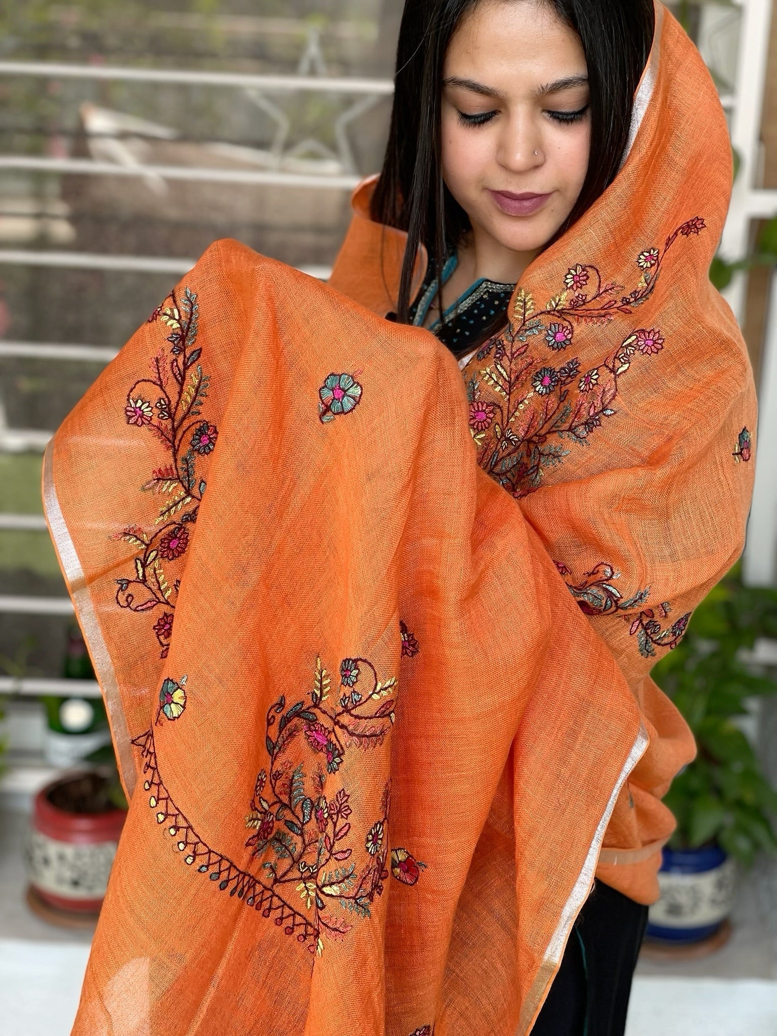 Sozni Hand Embroidery Dupatta in Pure Linen - Masakalee