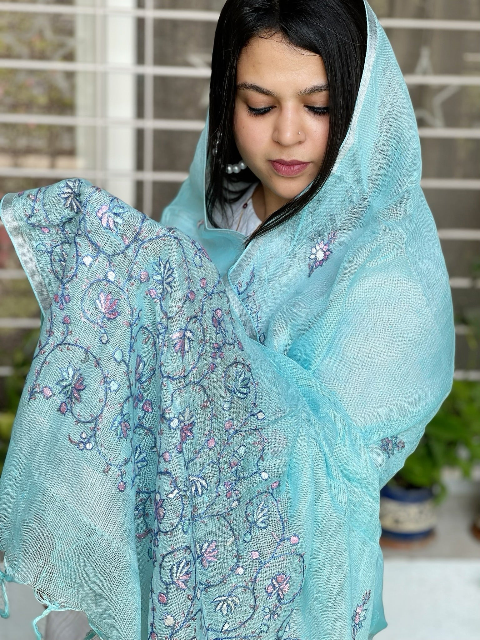 Sozni Hand Embroidery Dupatta in Pure Linen - Masakalee