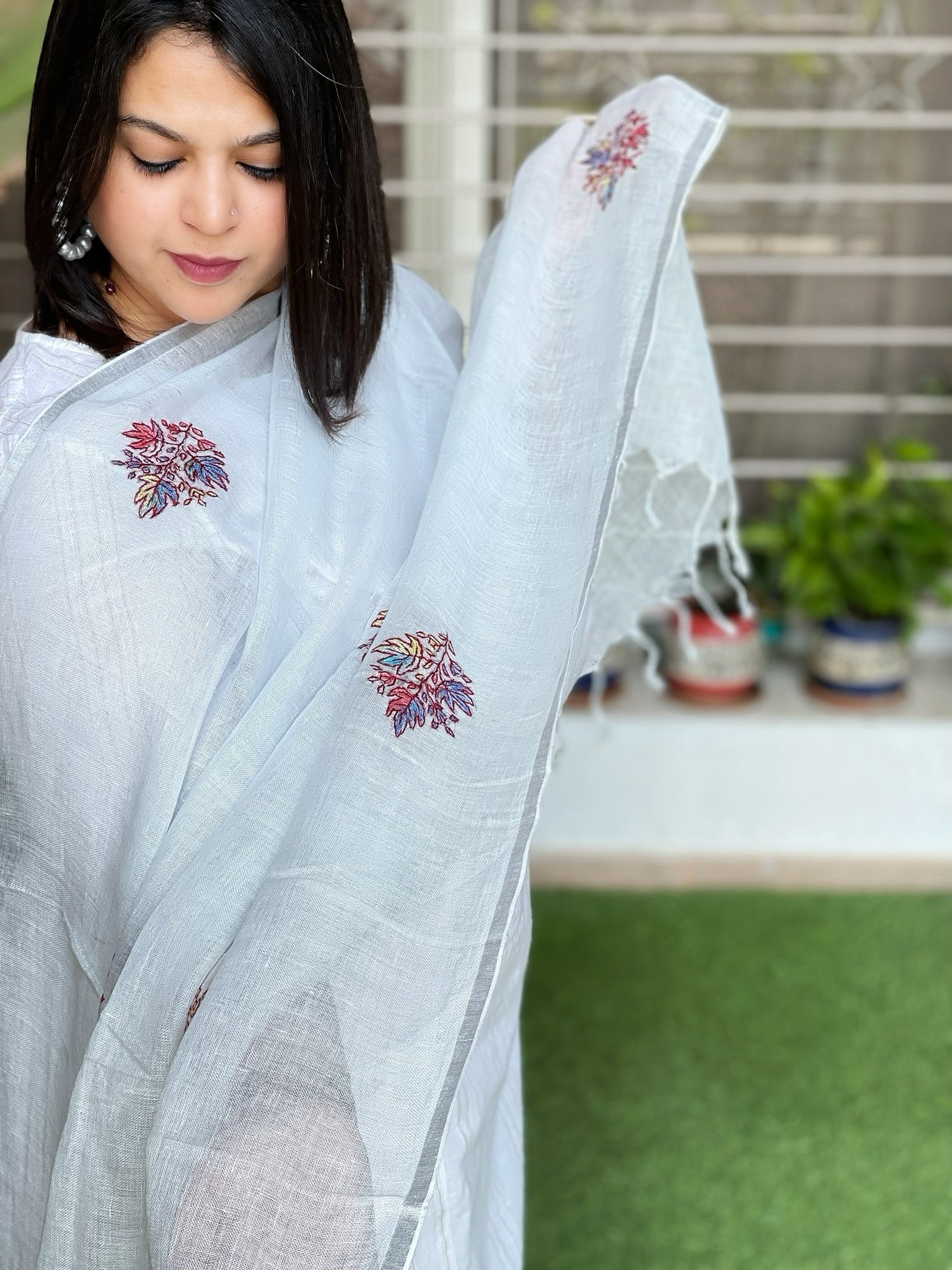 Sozni Hand Embroidery Dupatta in Pure Linen - Masakalee