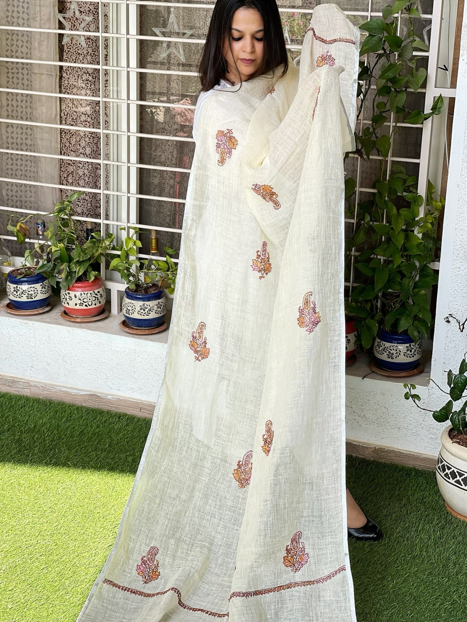 Sozni Hand Embroidery Dupatta in Pure Linen - Masakalee