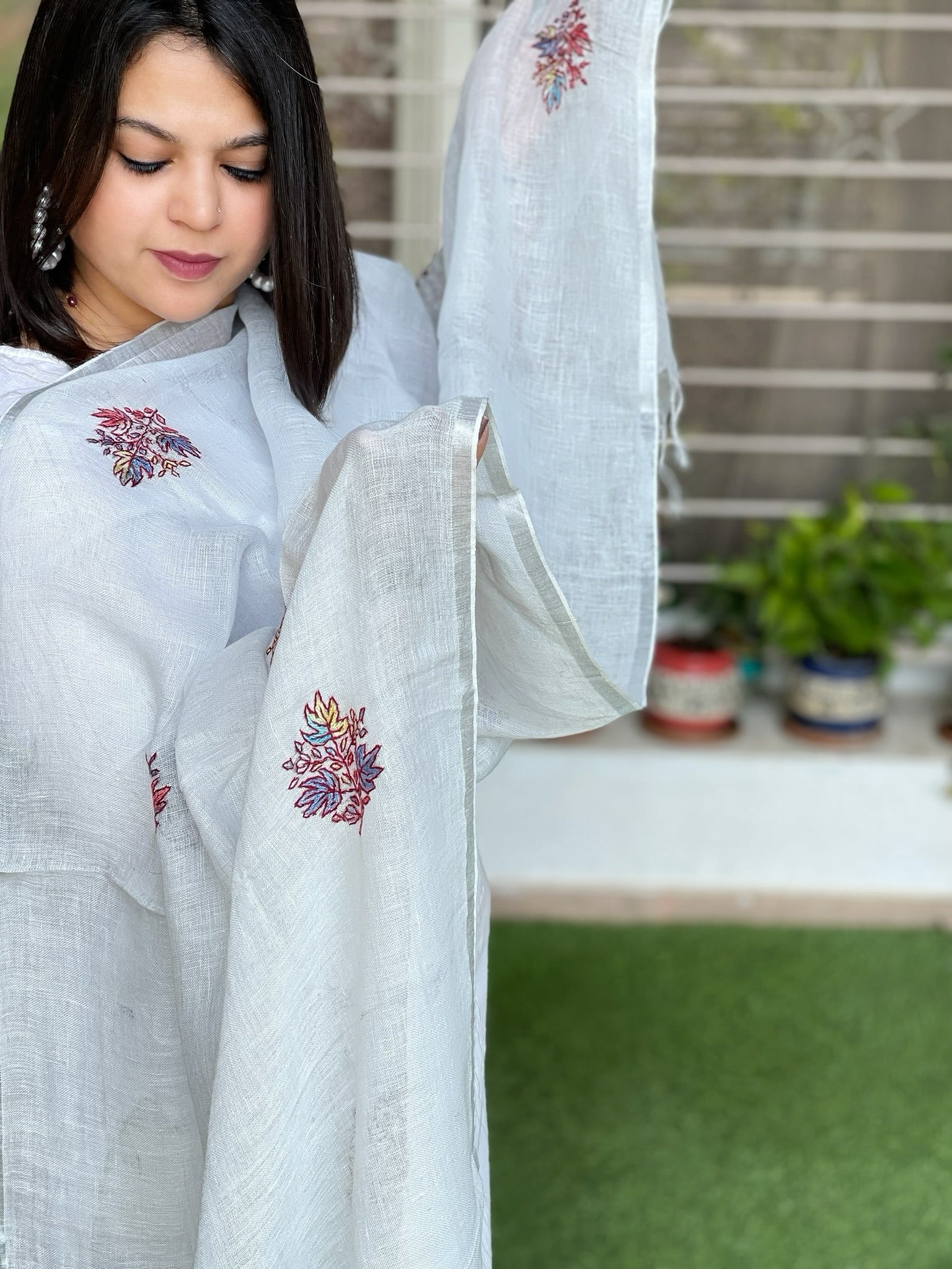 Sozni Hand Embroidery Dupatta in Pure Linen - Masakalee