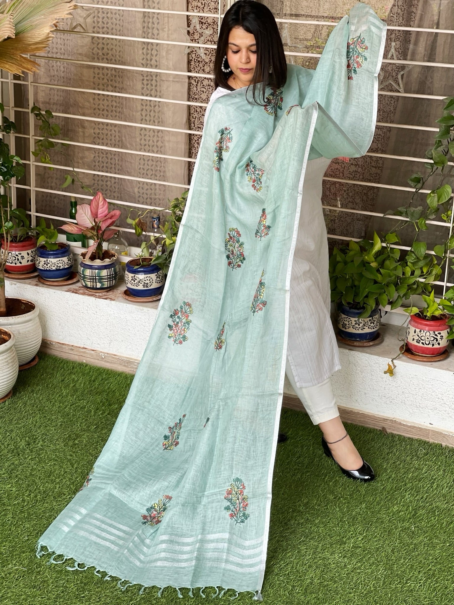 Sozni Hand Embroidery Dupatta in Pure Linen - Masakalee