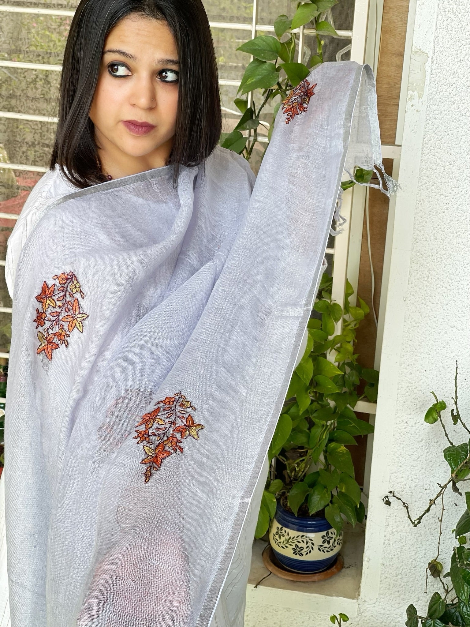 Sozni Hand Embroidery Dupatta in Pure Linen - Masakalee