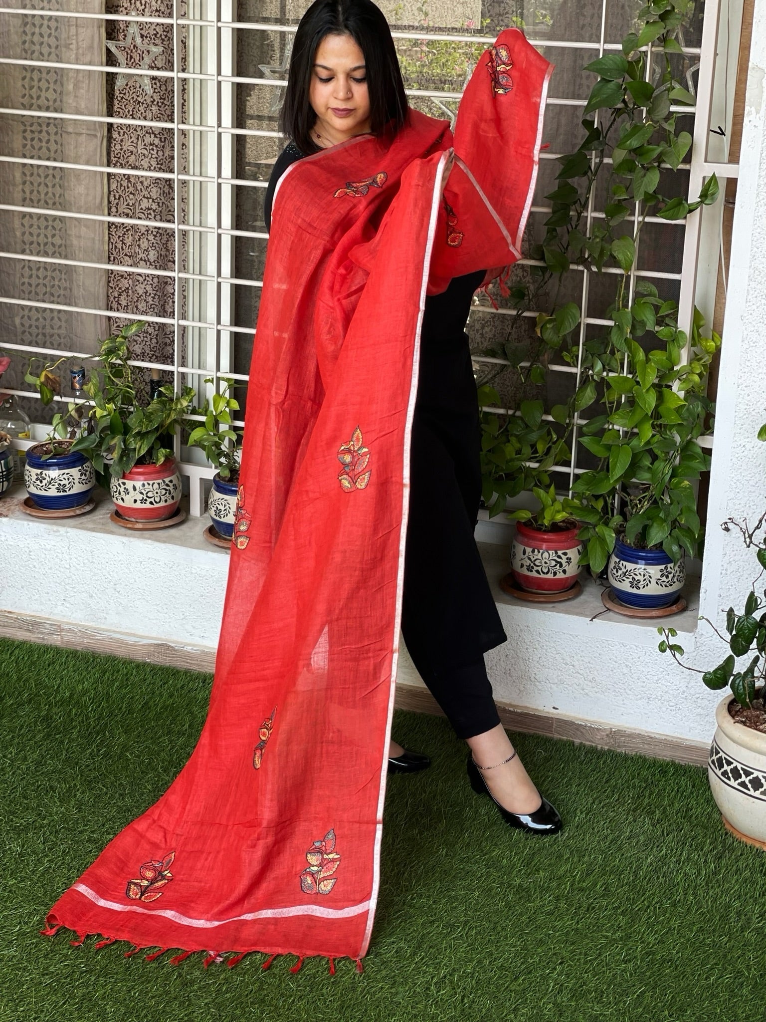 Sozni Hand Embroidery Dupatta in Pure Linen - Masakalee